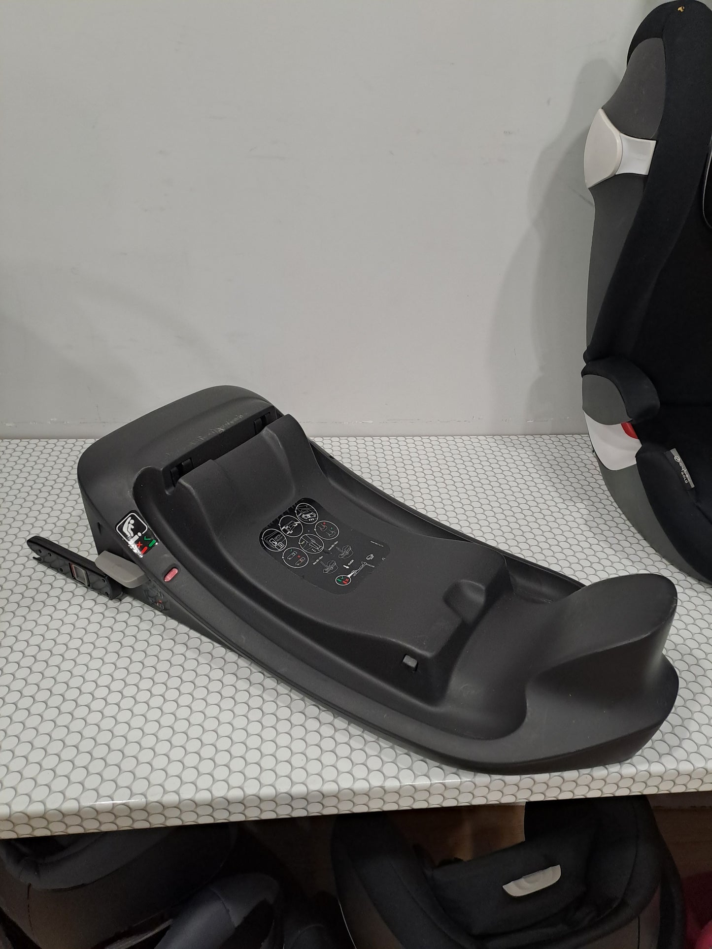 KOMPLEKTAS. Aton B2 i-Size 0-13kg. su baze