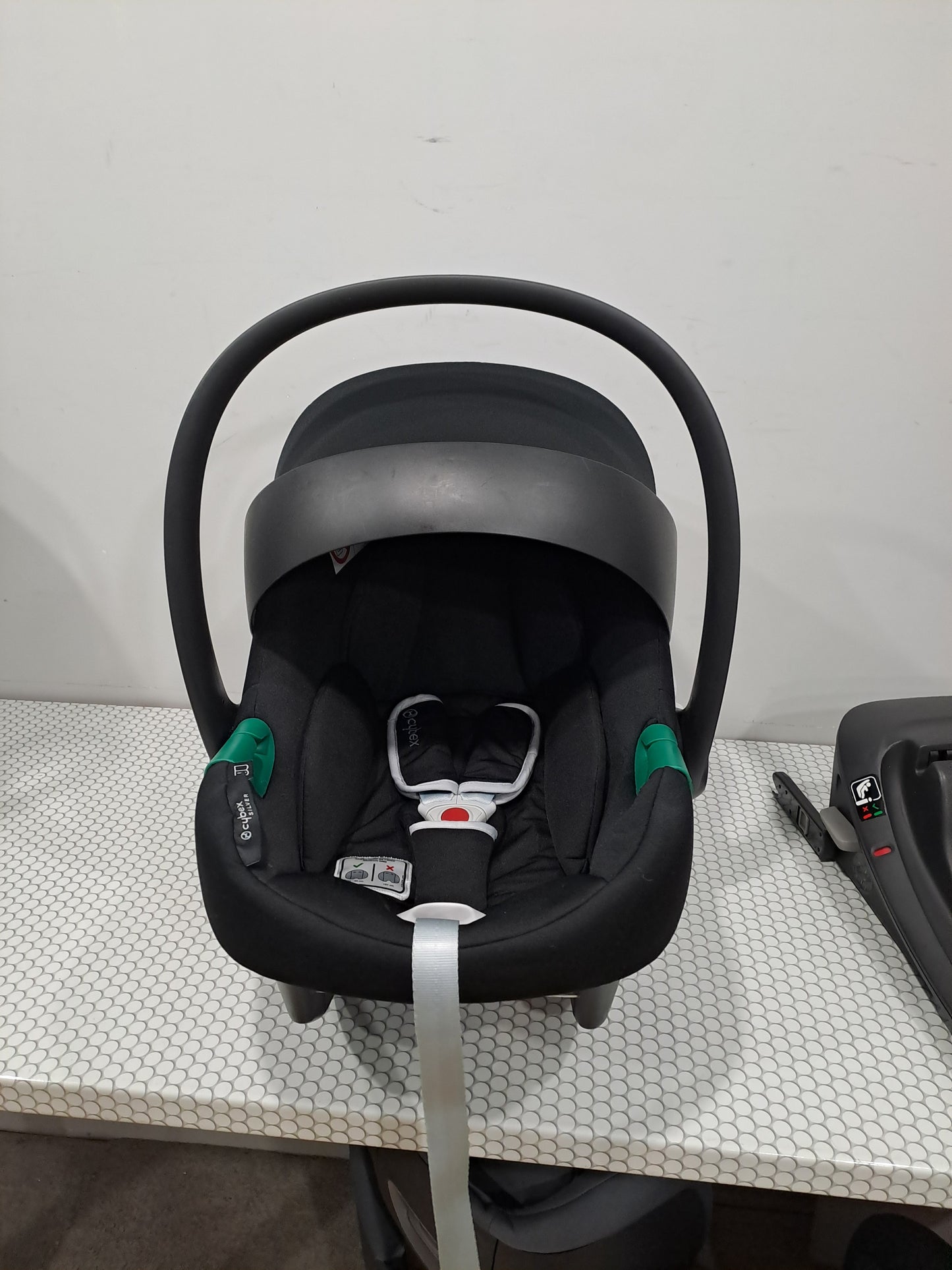 KOMPLEKTAS. Aton B2 i-Size 0-13kg. su baze