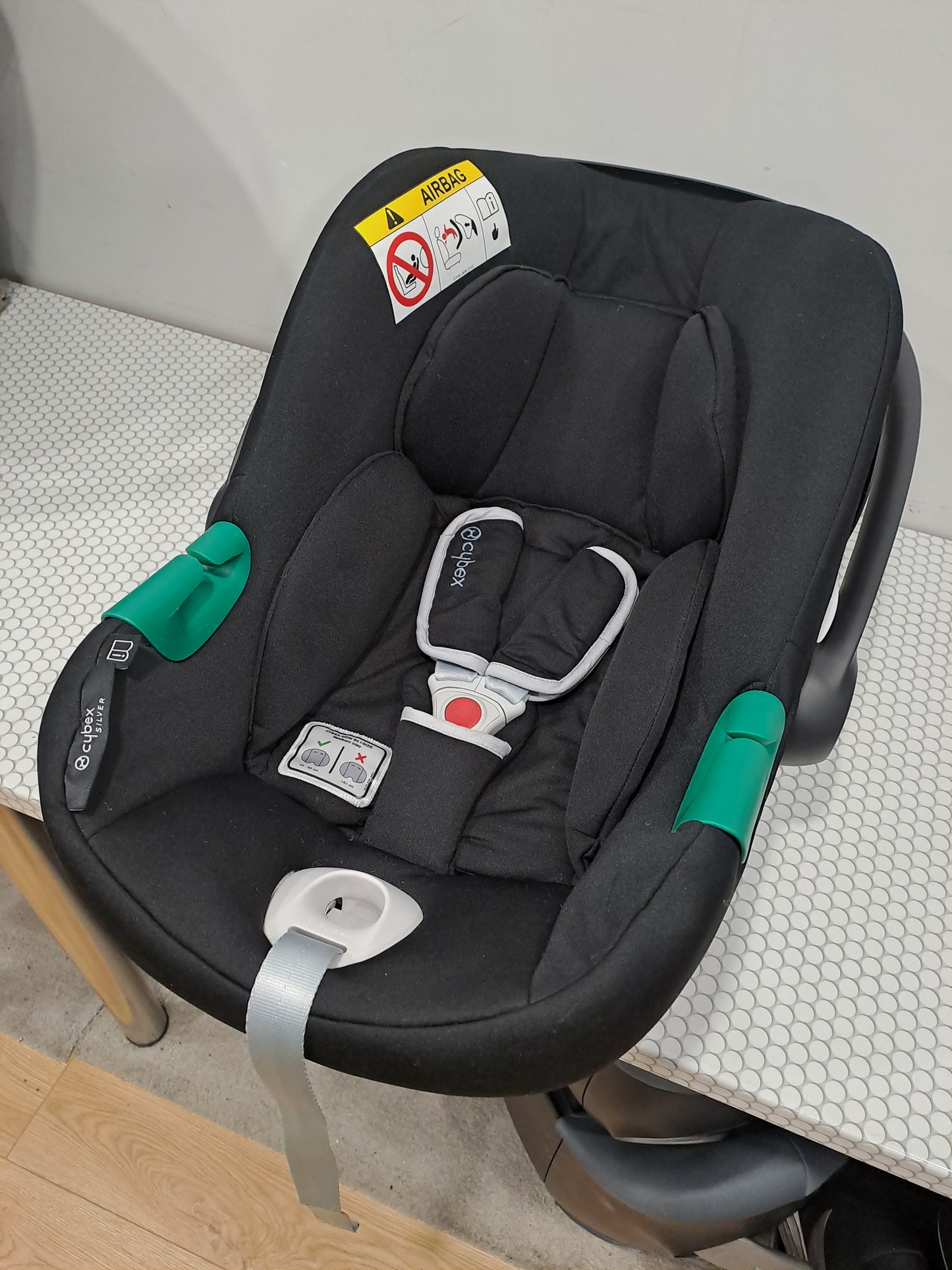 KOMPLEKTAS. Aton B2 i-Size 0-13kg. su baze