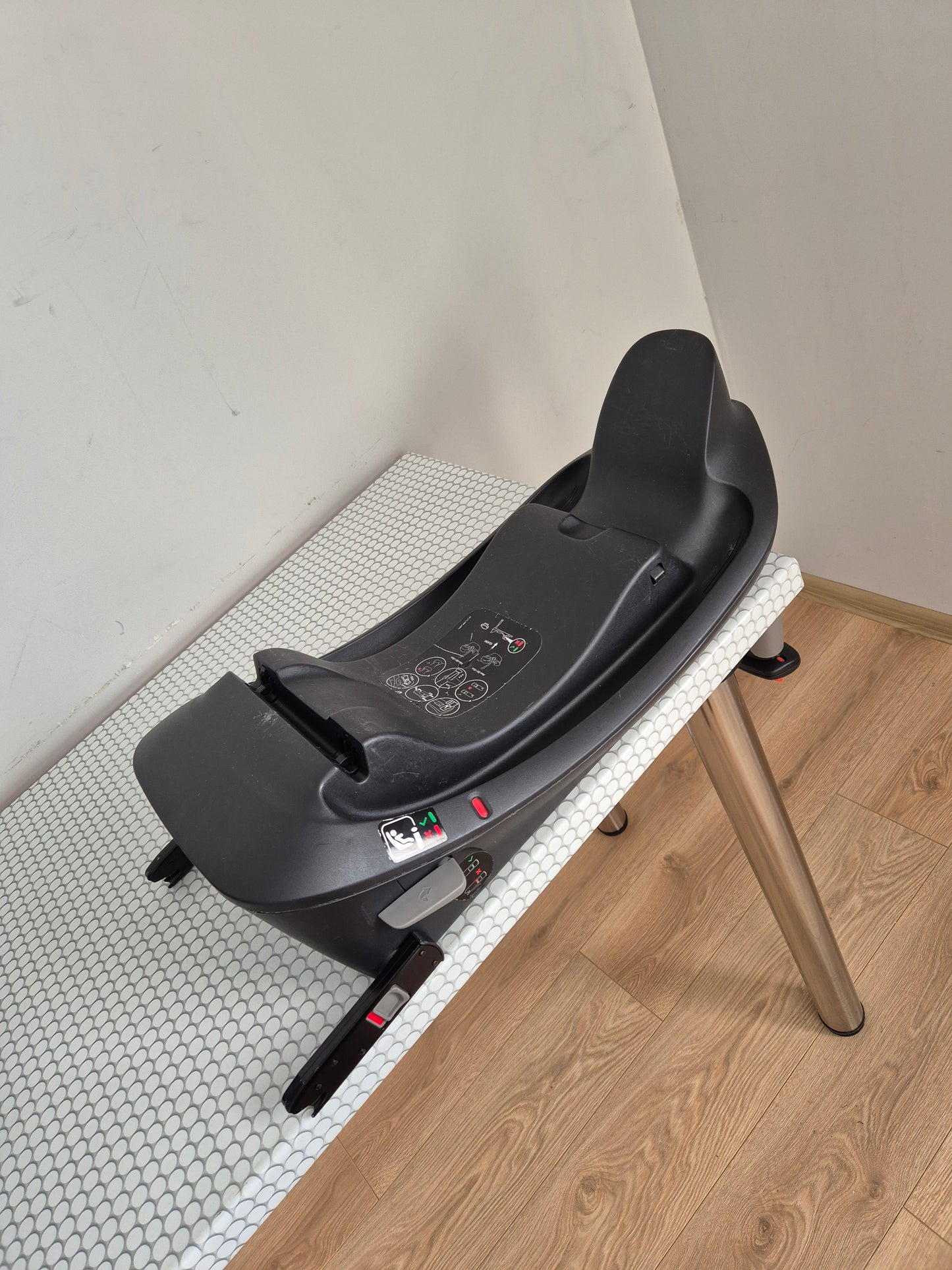 Aton B2 i-Size 0-13kg. su Cybex Base One IsoFix baze.