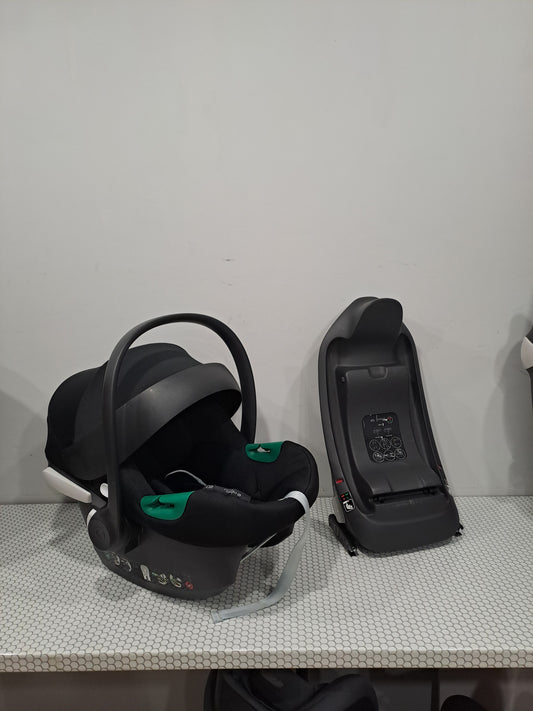 KOMPLEKTAS. Aton B2 i-Size 0-13kg. su baze