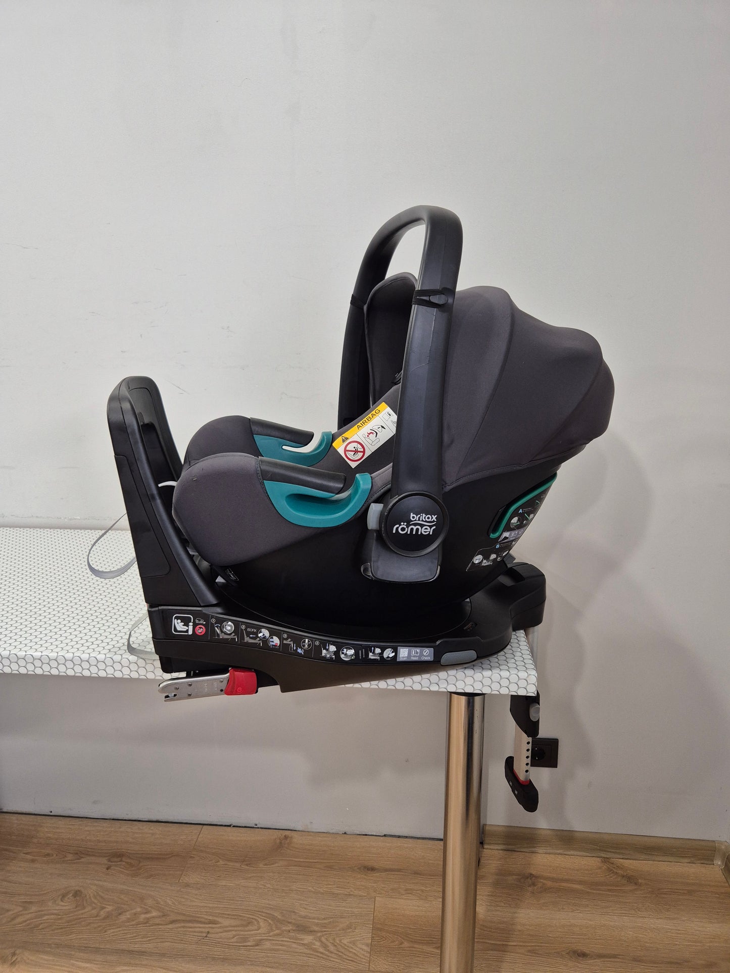 BRITAX Baby-Safe iSENSE 0-13kg. su Britax Flex Base iSense baze.