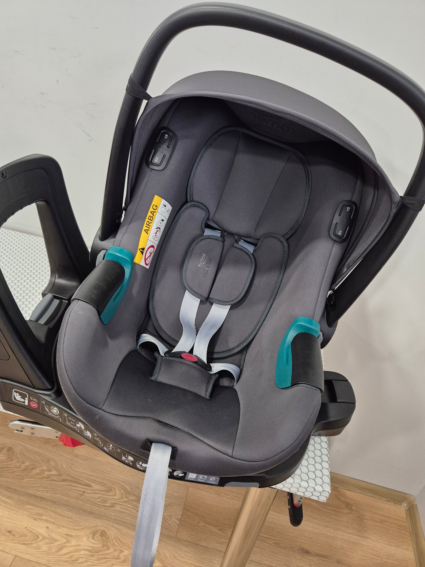 BRITAX Baby-Safe iSENSE 0-13kg. su Britax Flex Base iSense baze.