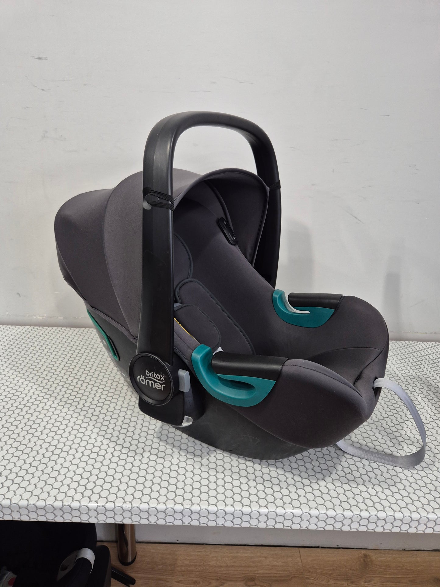 BRITAX Baby-Safe iSENSE 0-13kg. su Britax Flex Base iSense baze.