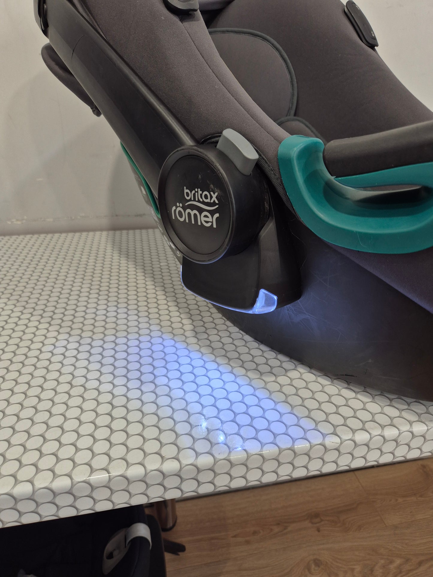 BRITAX Baby-Safe iSENSE 0-13kg. su Britax Flex Base iSense baze.