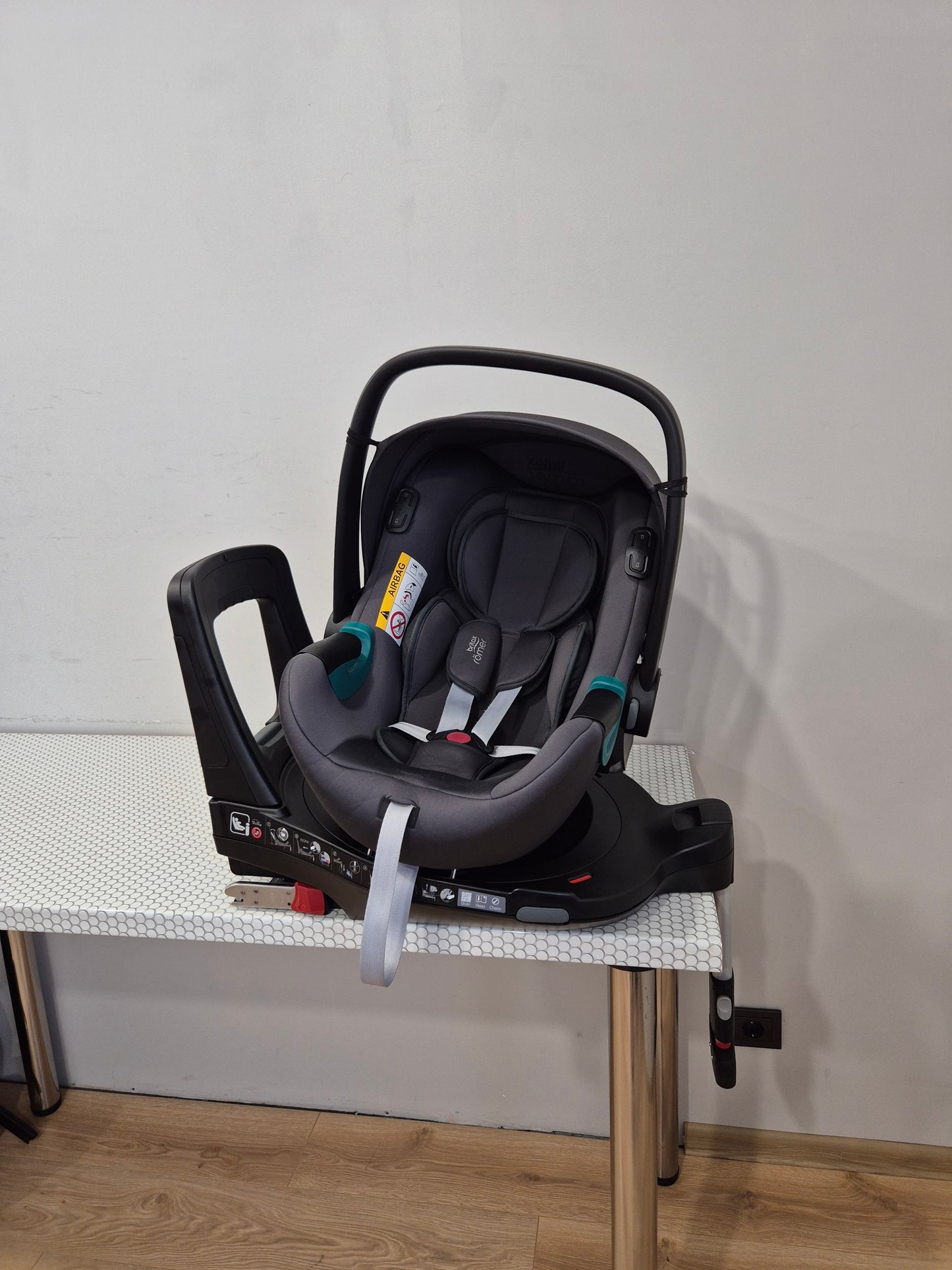 BRITAX Baby-Safe iSense 0-13kg. su Britax Flex Base iSense baze.