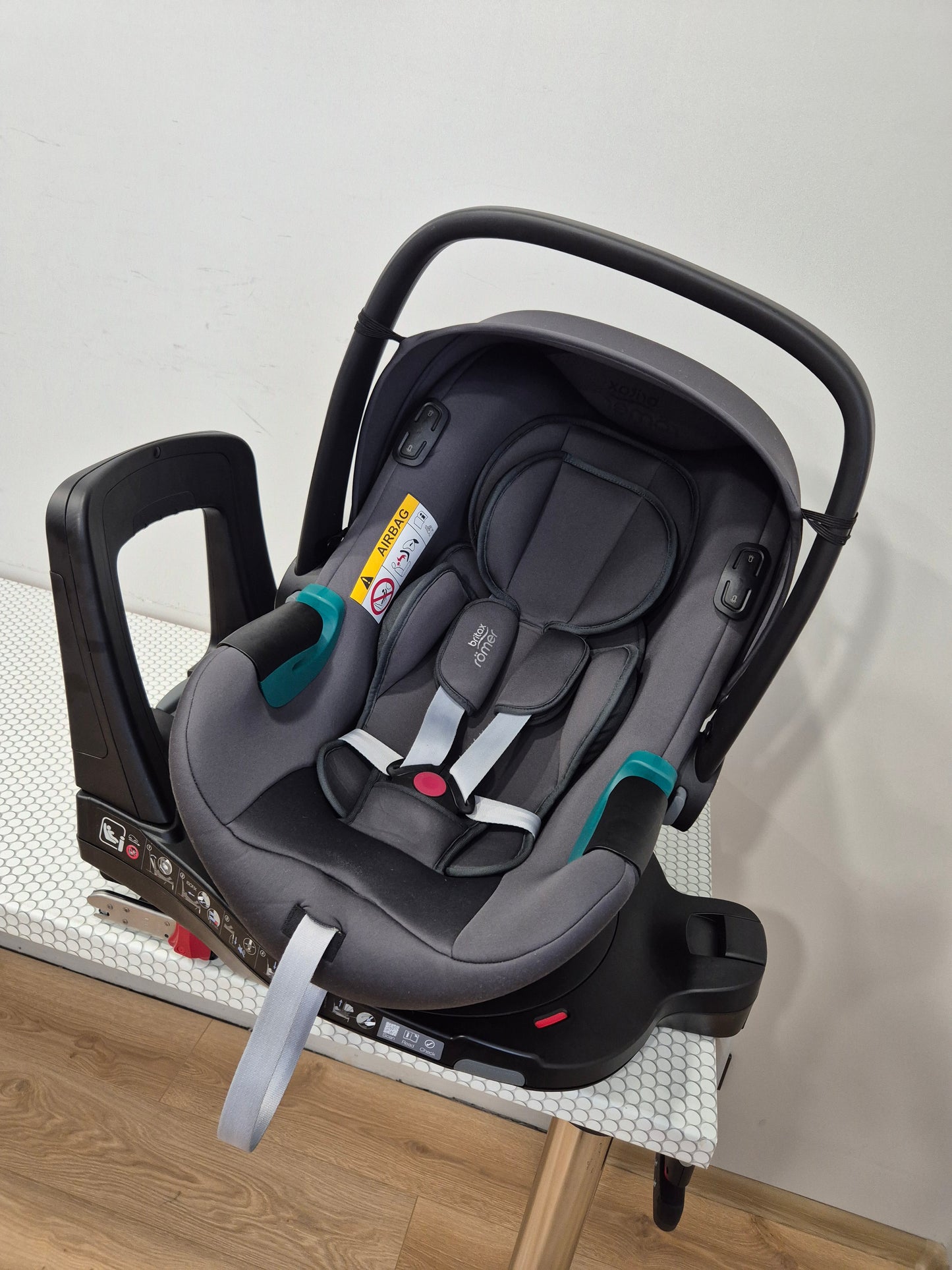 BRITAX Baby-Safe iSense 0-13kg. su Britax Flex Base iSense baze.