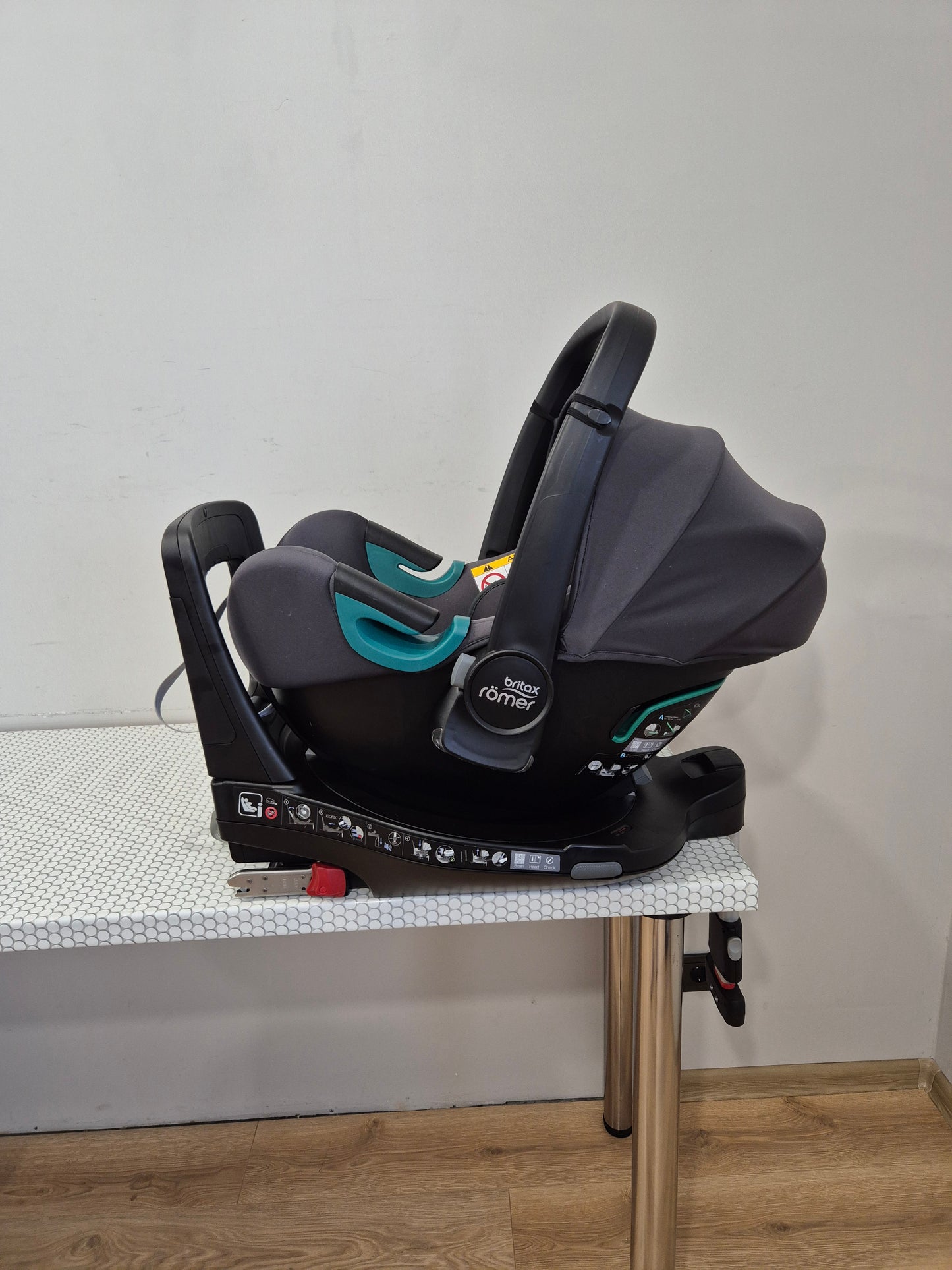 BRITAX Baby-Safe iSENSE 0-13kg. su Britax Flex Base iSense baze.