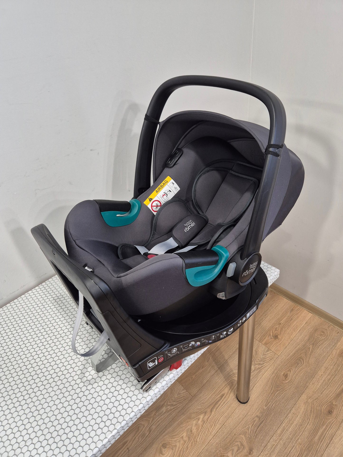 BRITAX Baby-Safe iSense 0-13kg. su Britax Flex Base iSense baze.