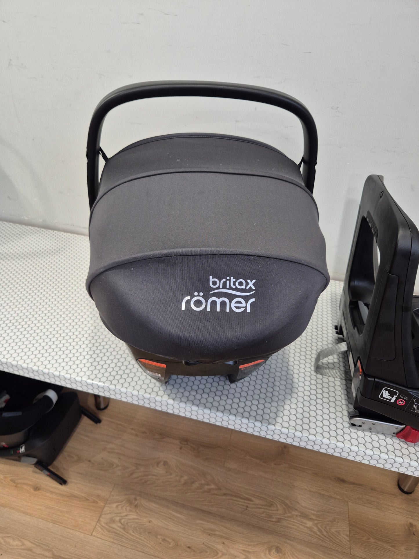 BRITAX Baby-Safe iSENSE 0-13kg. su Britax Flex Base iSense baze.