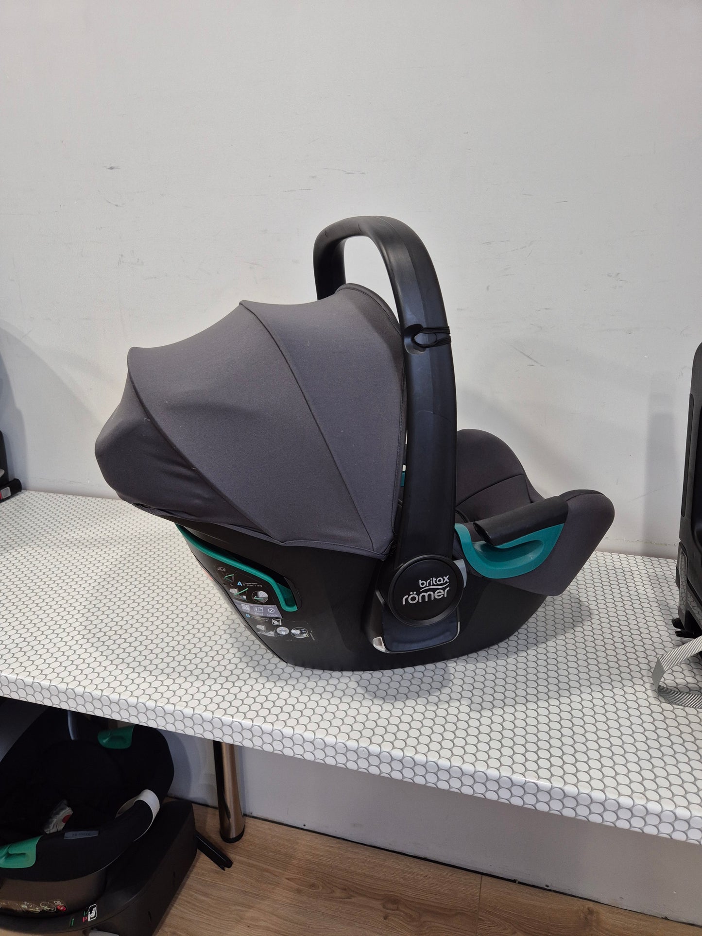 BRITAX Baby-Safe iSense 0-13kg. su Britax Flex Base iSense baze.