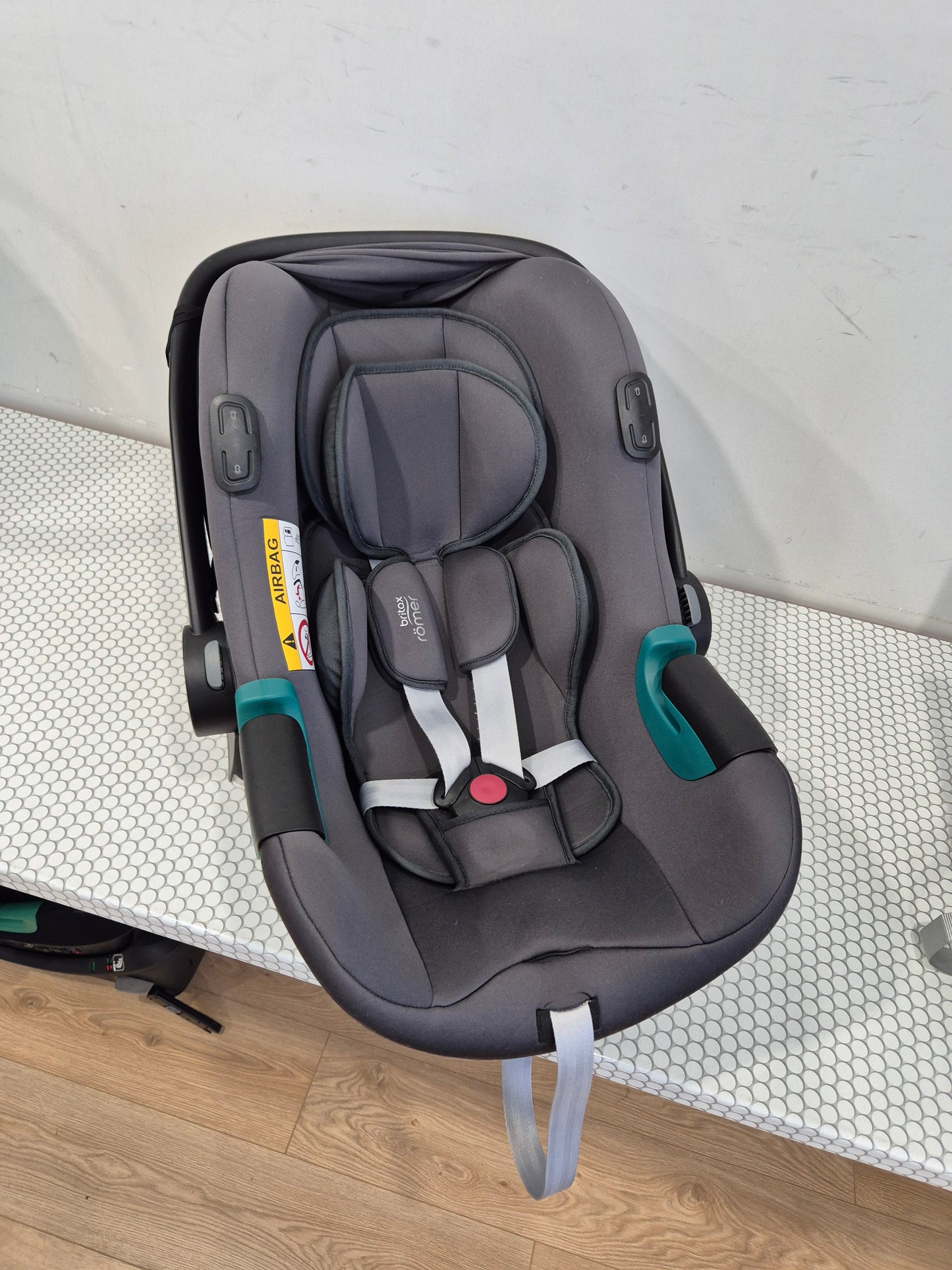 BRITAX Baby-Safe iSense 0-13kg. su Britax Flex Base iSense baze.