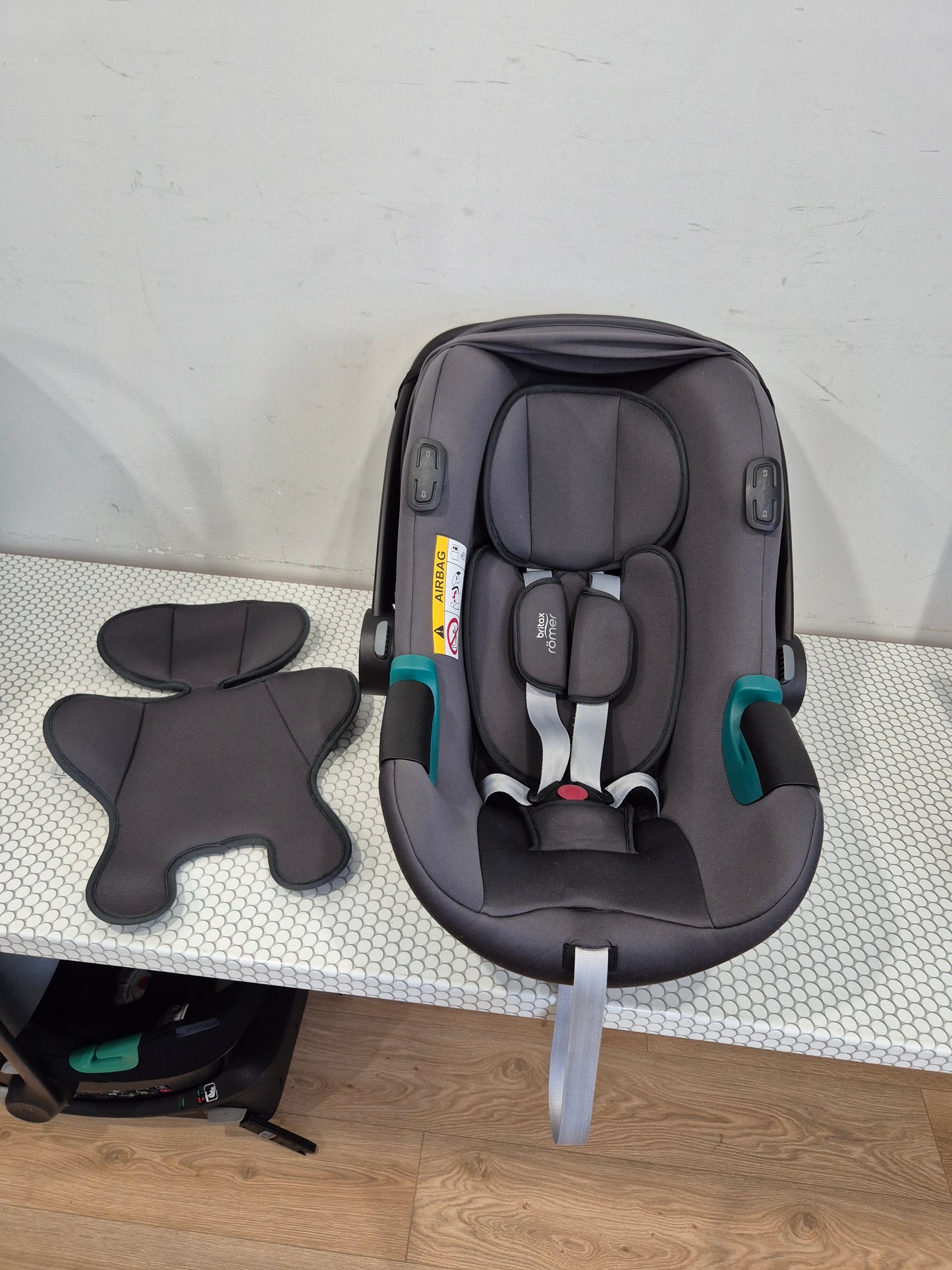 BRITAX Baby-Safe iSense 0-13kg. su Britax Flex Base iSense baze.