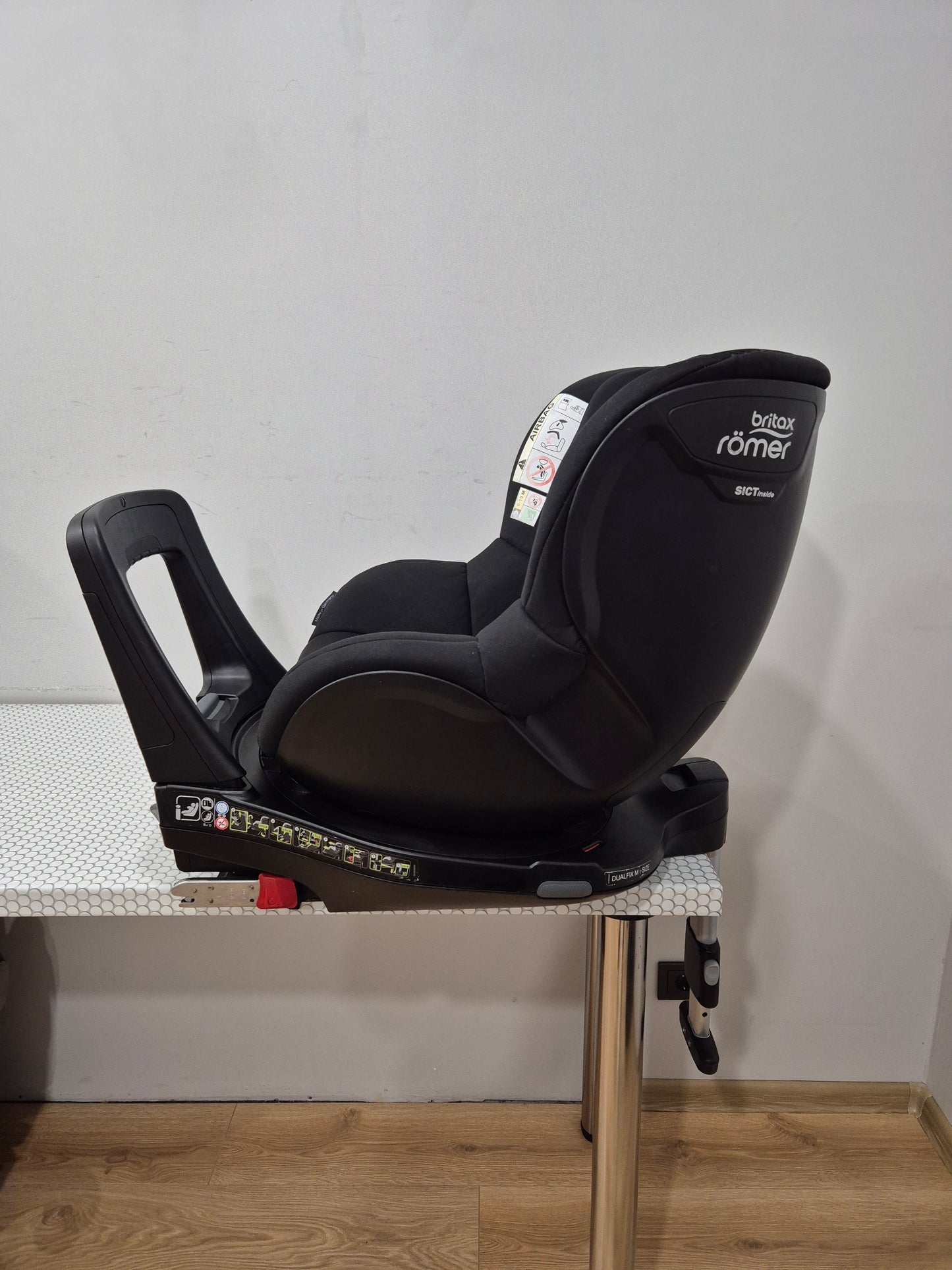 Britax Romer DualFix M i-Size 0-18kg.