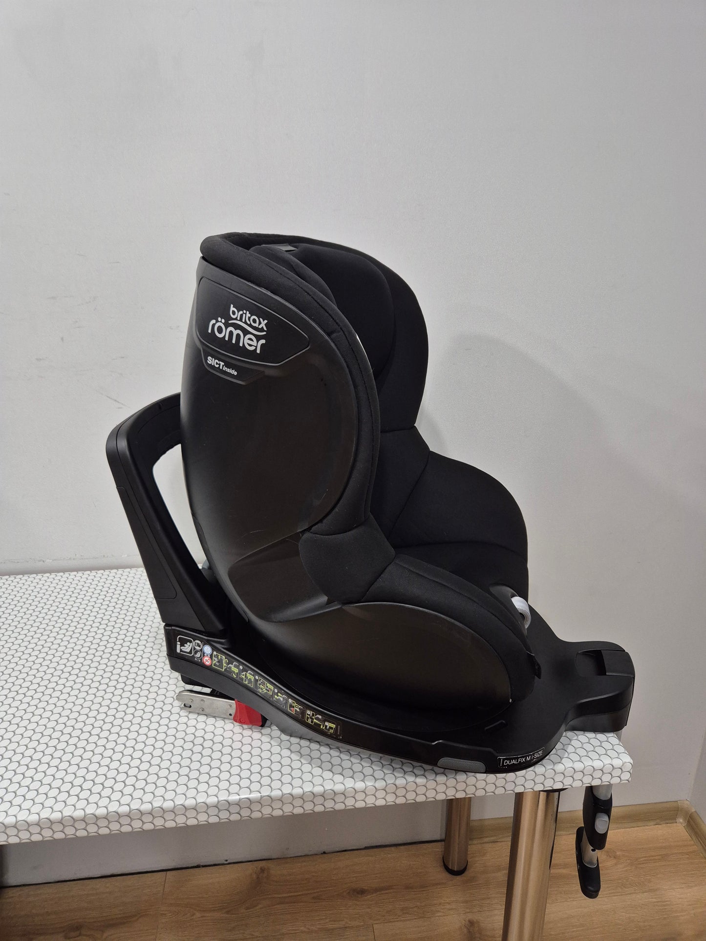 Britax Romer DualFix M i-Size 0-18kg.