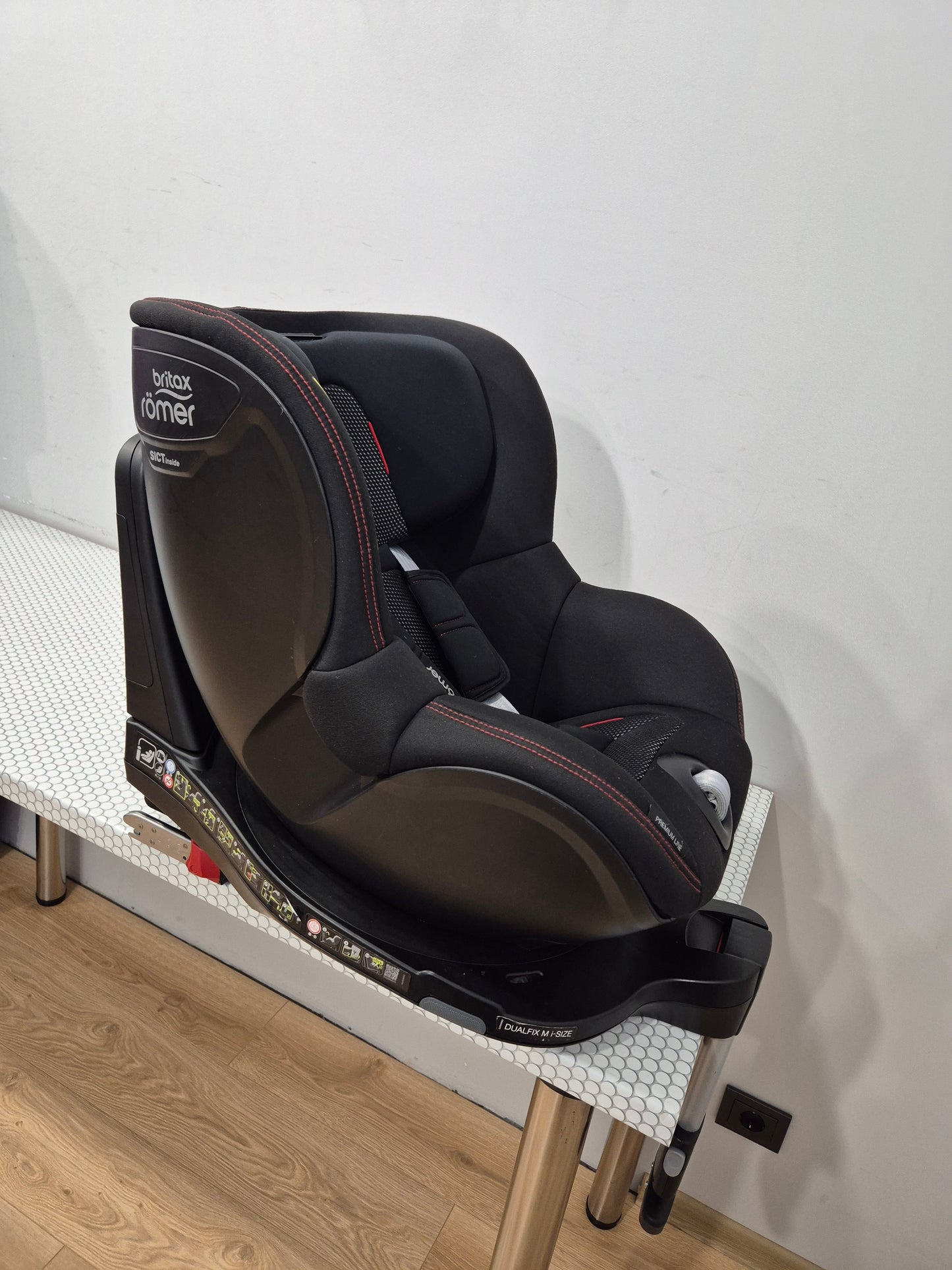 Britax Romer DualFix M i-Size 0-18kg.