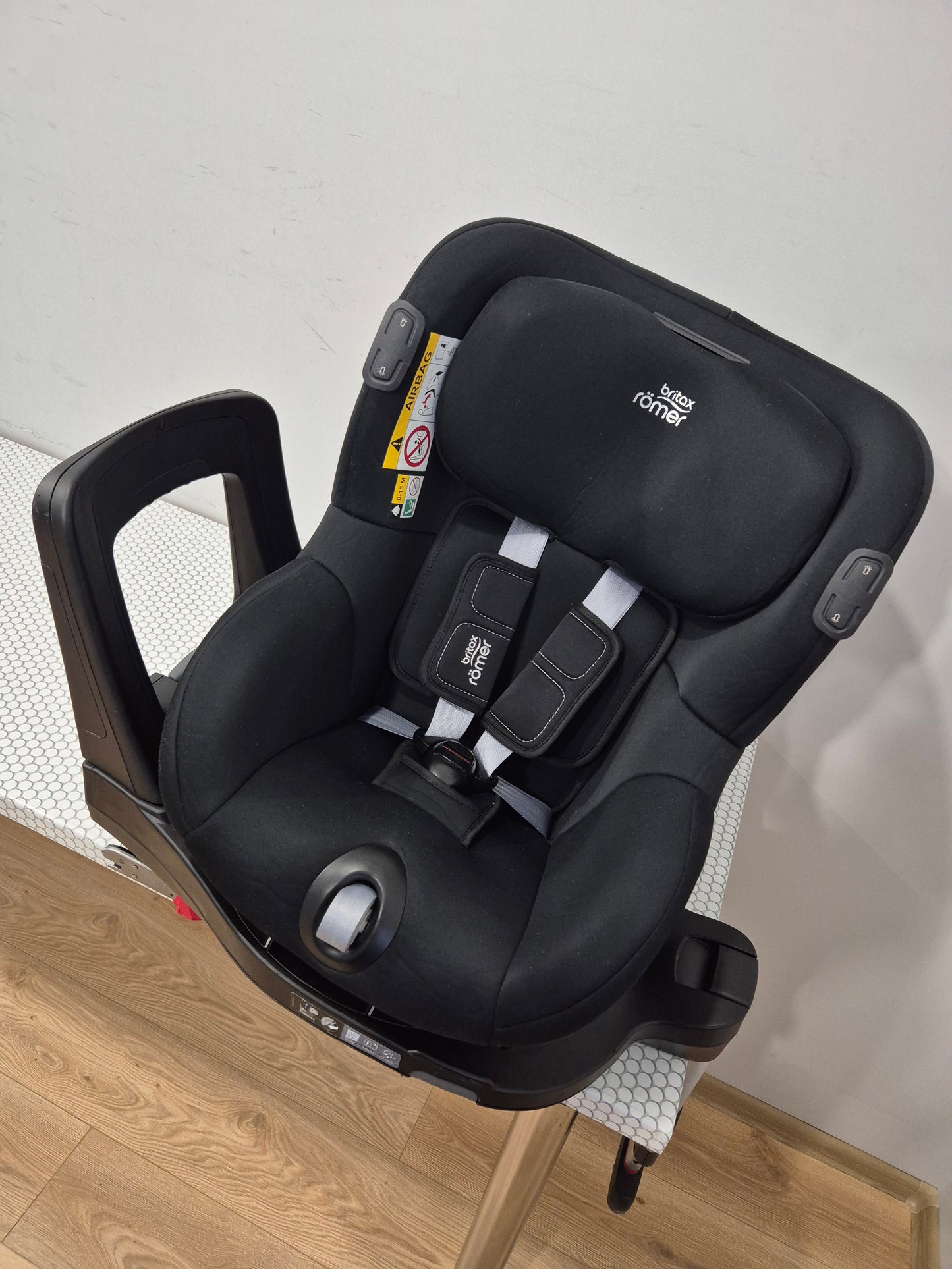 Britax DualFix iSense 0-18kg. su baze