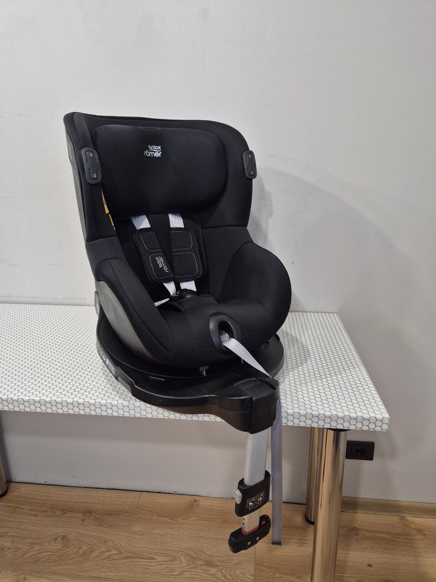 Britax DualFix iSense 0-18kg. su baze