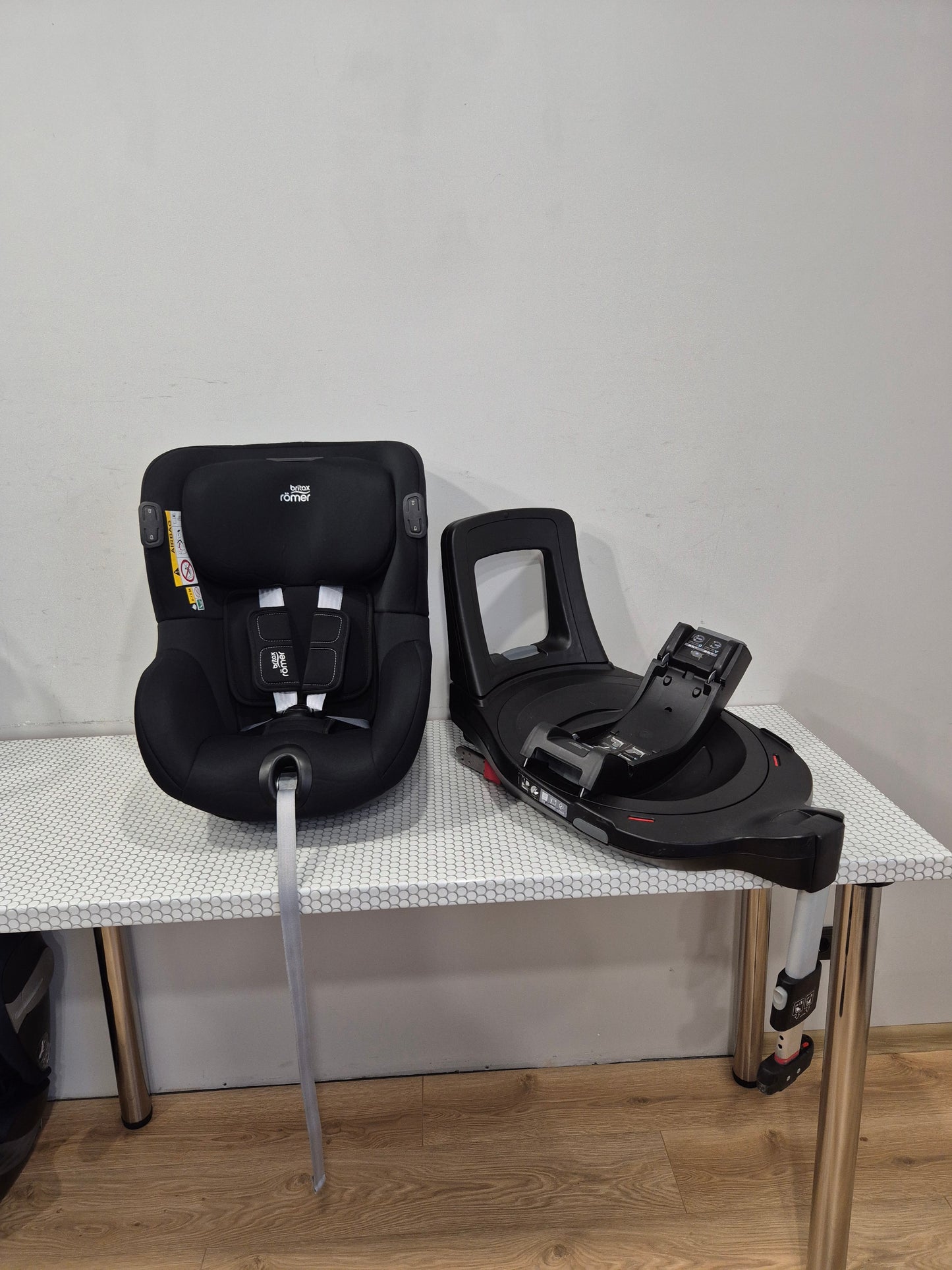 Britax DualFix iSense 0-18kg. su baze