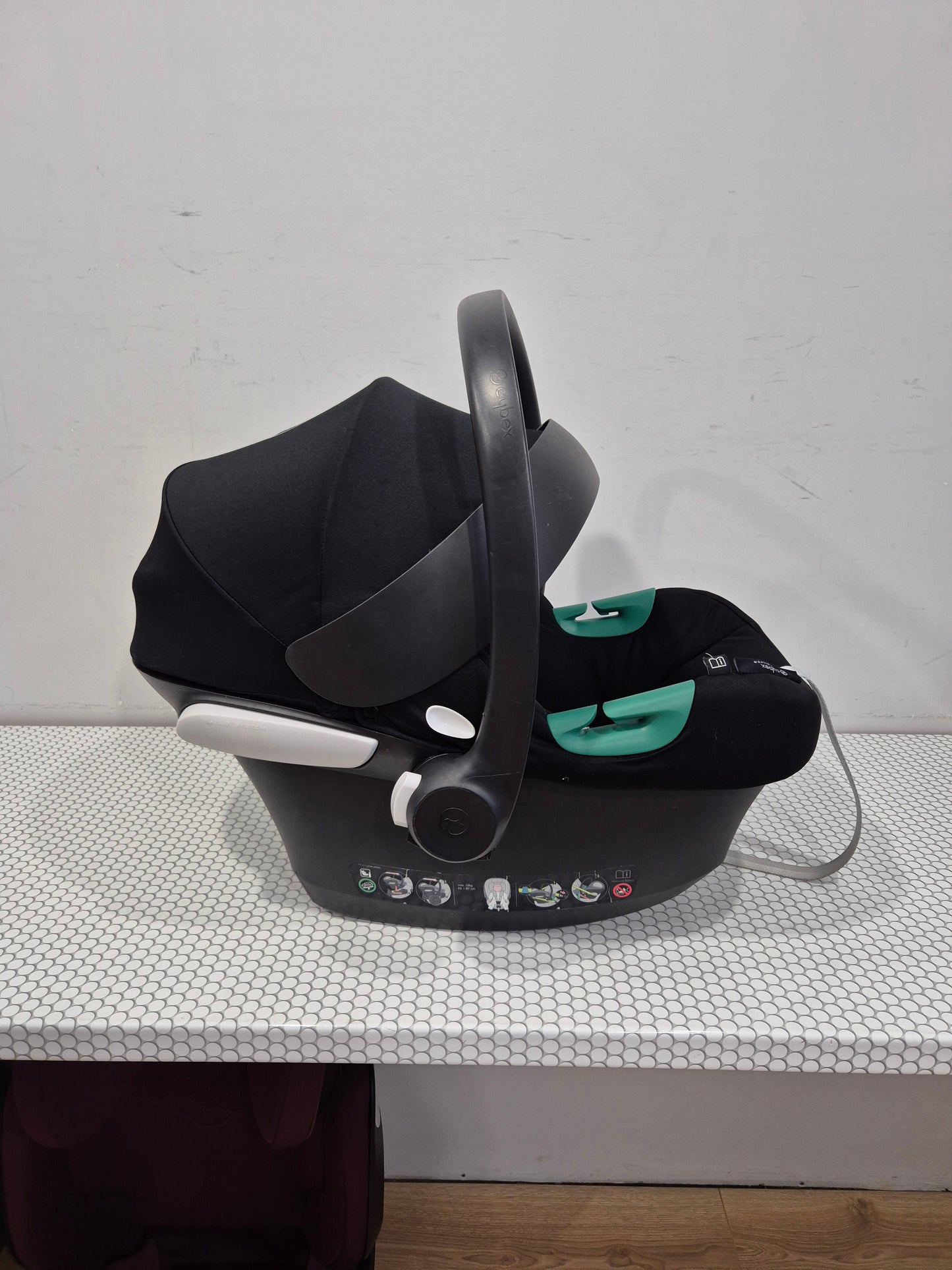 Aton B2 i-Size 0-13kg. su Cybex Base One IsoFix baze.