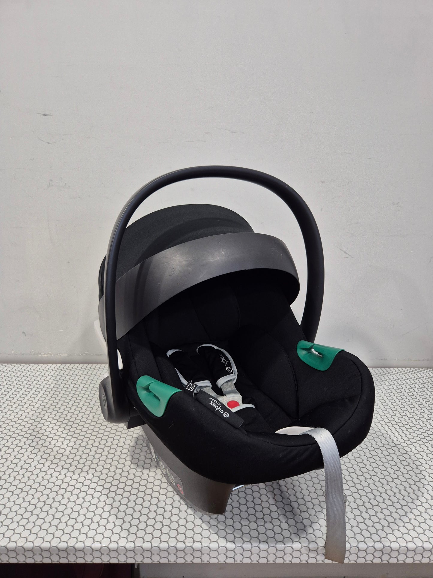 Aton B2 i-Size 0-13kg. su Cybex Base One IsoFix baze.