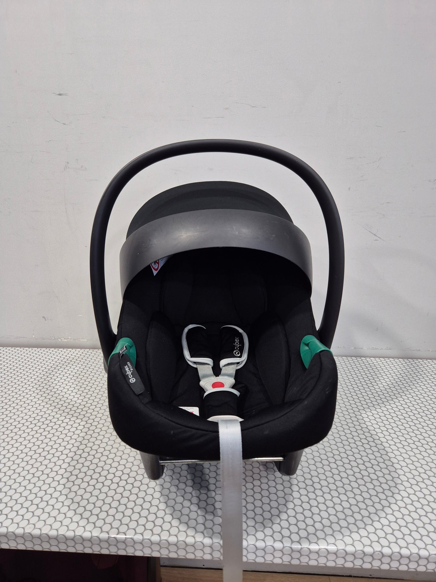 Aton B2 i-Size 0-13kg. su Cybex Base One IsoFix baze.