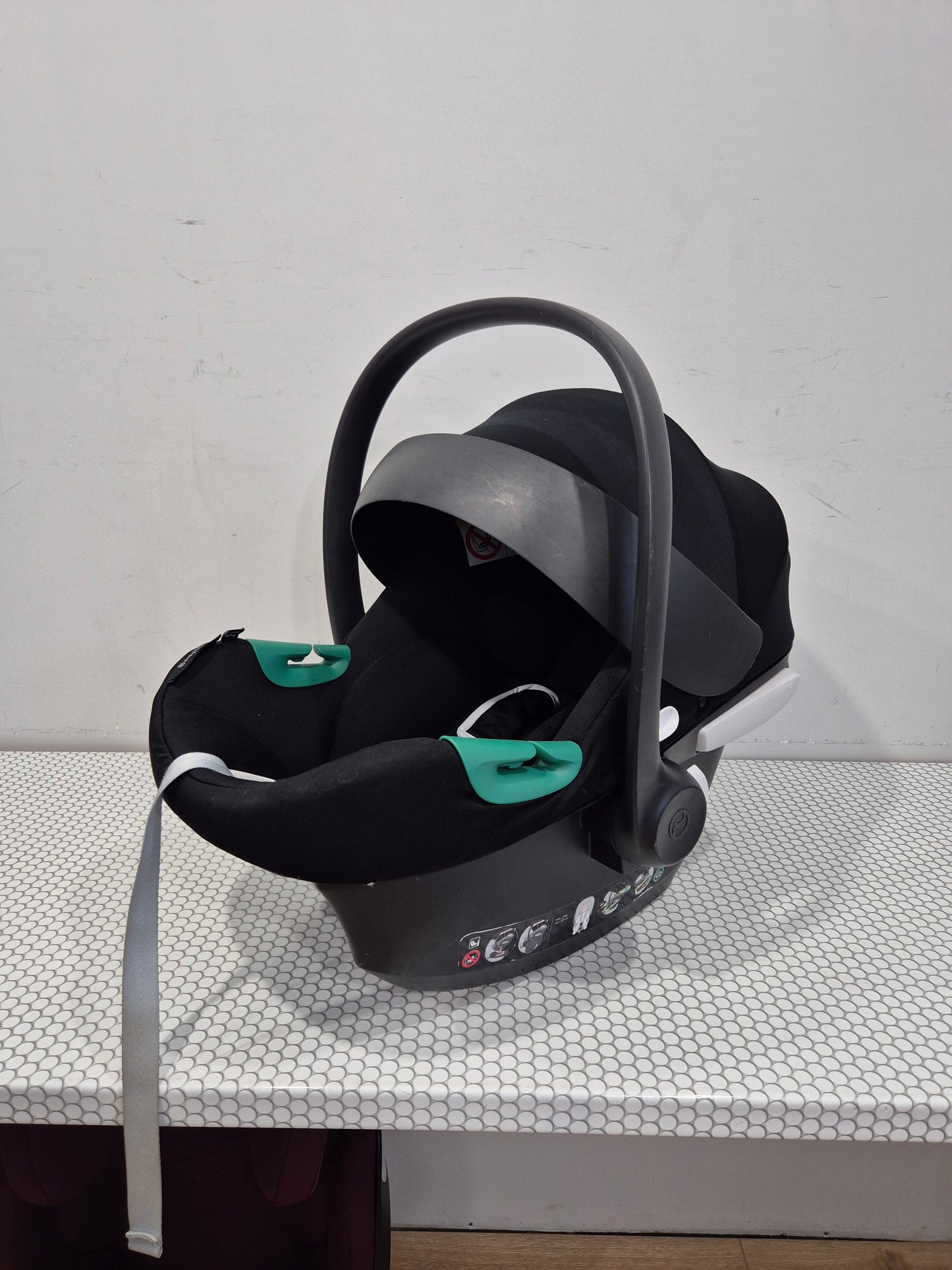 Aton B2 i-Size 0-13kg. su Cybex Base One IsoFix baze.