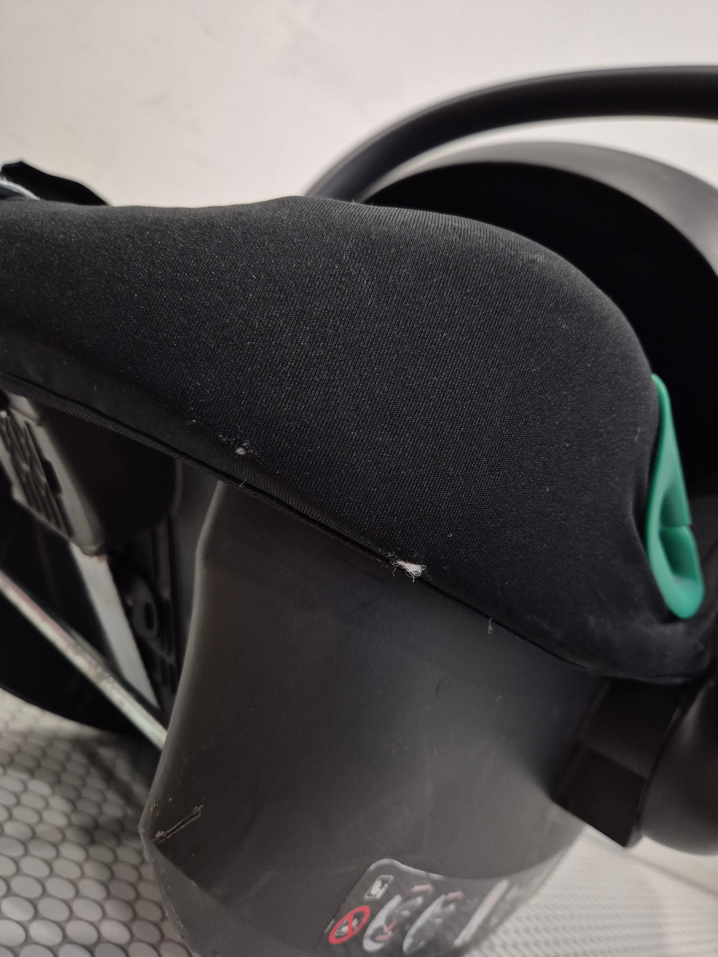 Aton B2 i-Size 0-13kg. su Cybex Base One IsoFix baze.