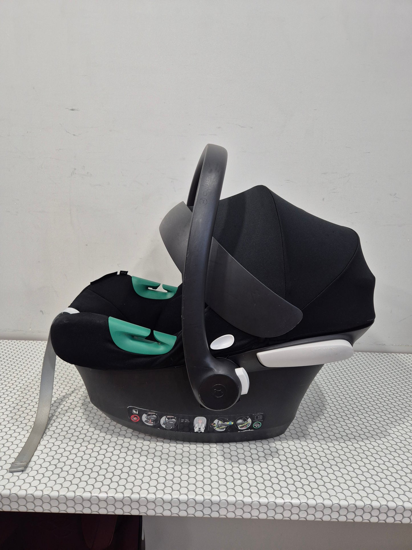 Aton B2 i-Size 0-13kg. su Cybex Base One IsoFix baze.