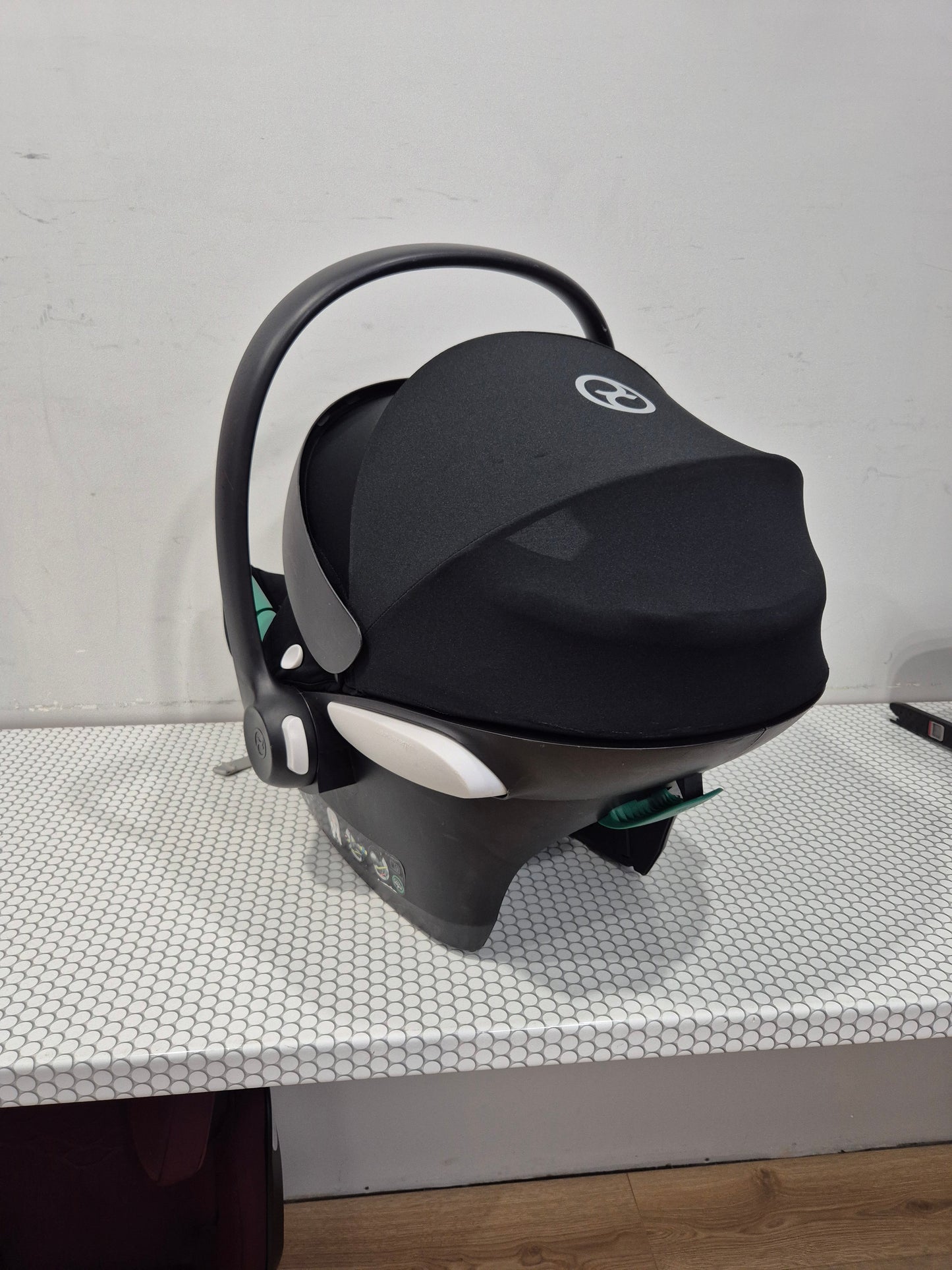 Aton B2 i-Size 0-13kg. su Cybex Base One IsoFix baze.