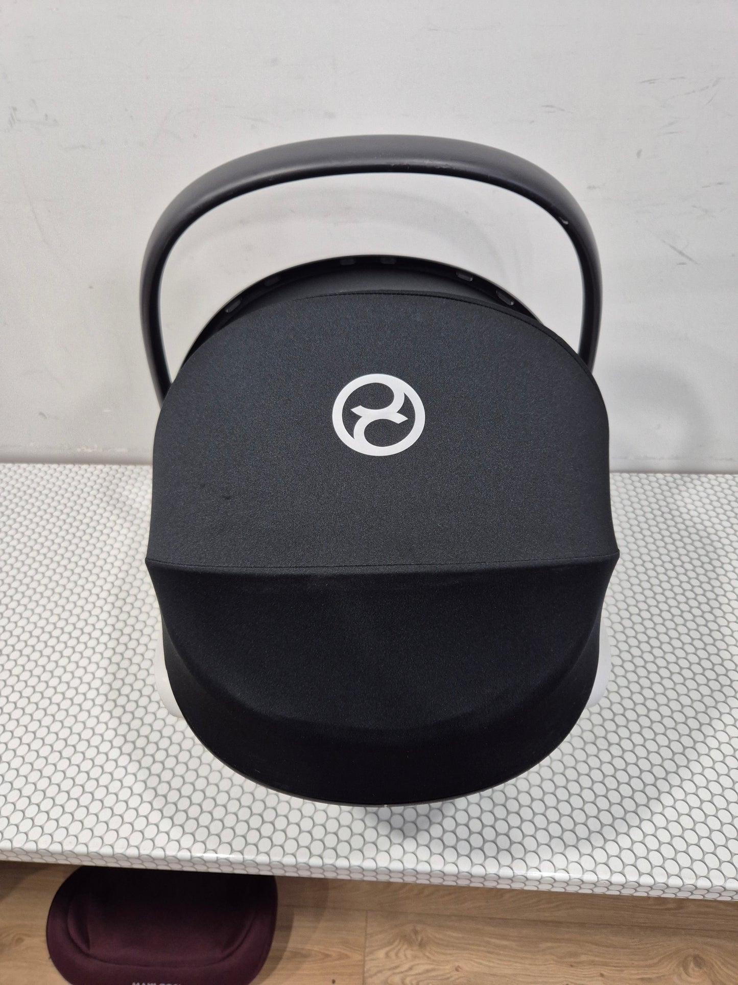 Aton B2 i-Size 0-13kg. su Cybex Base One IsoFix baze.