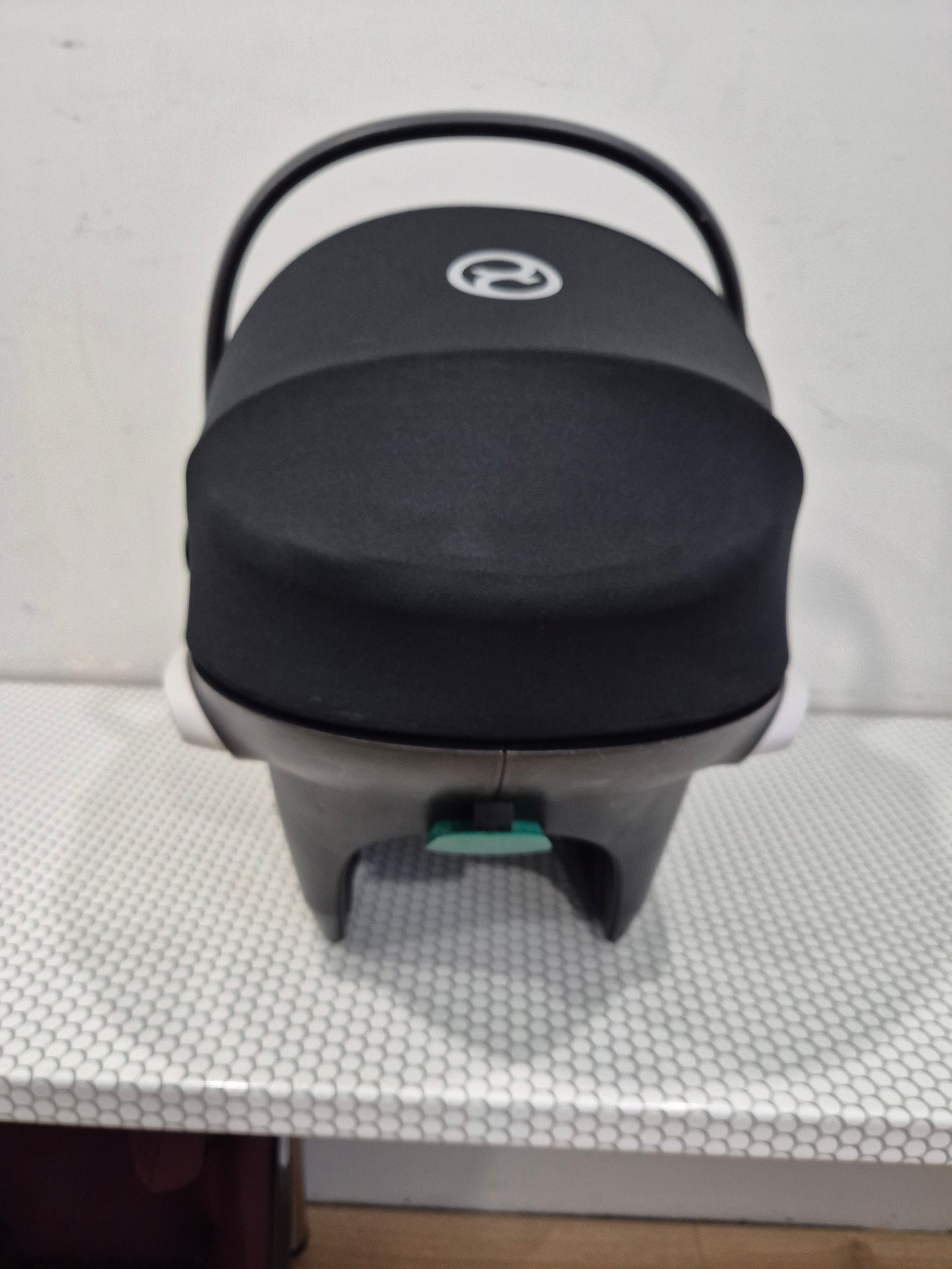 Aton B2 i-Size 0-13kg. su Cybex Base One IsoFix baze.