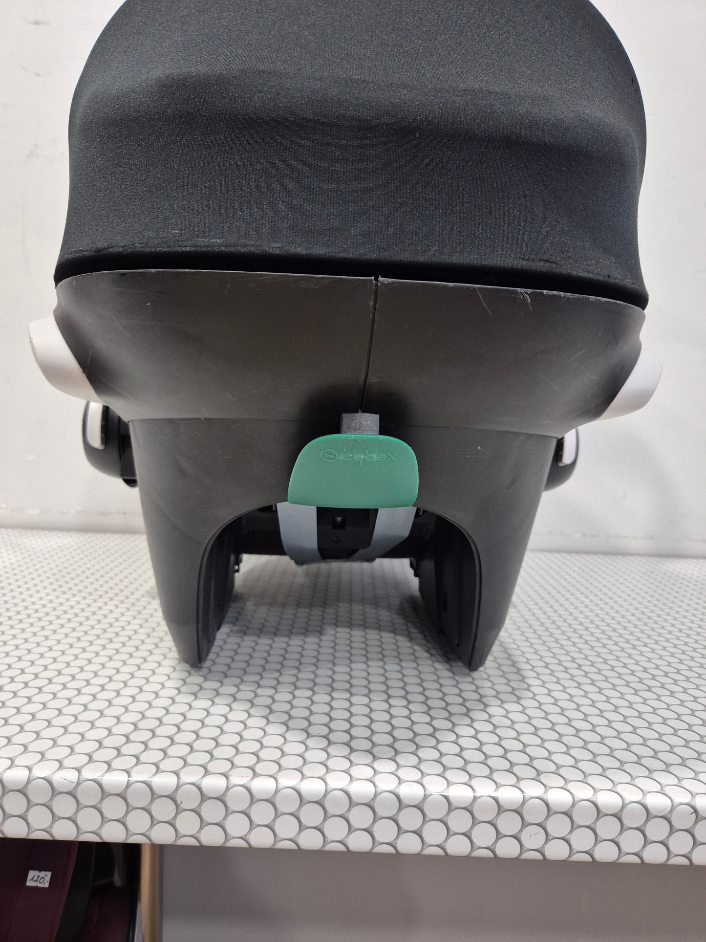 Aton B2 i-Size 0-13kg. su Cybex Base One IsoFix baze.