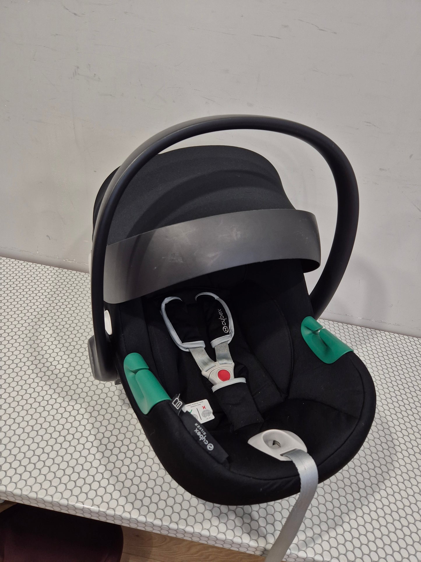 Aton B2 i-Size 0-13kg. su Cybex Base One IsoFix baze.