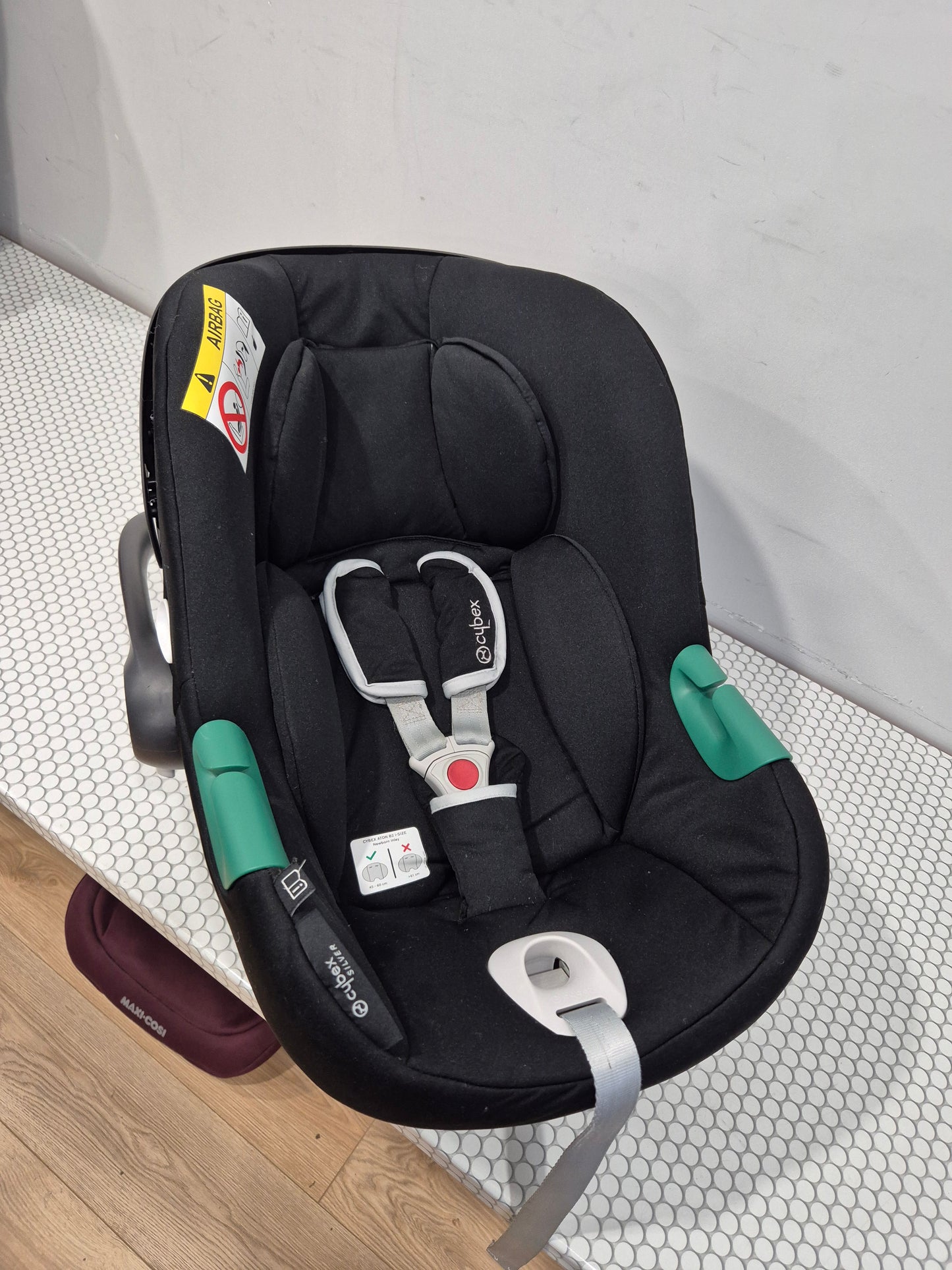 Aton B2 i-Size 0-13kg. su Cybex Base One IsoFix baze.