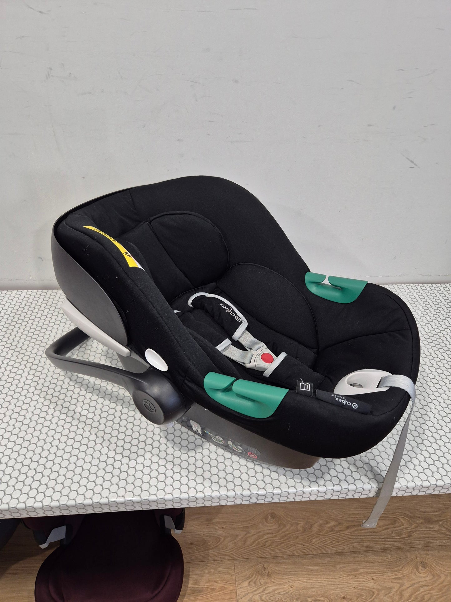 Aton B2 i-Size 0-13kg. su Cybex Base One IsoFix baze.