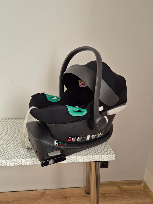 Aton B2 i-Size 0-13kg. su Cybex Base One IsoFix baze.