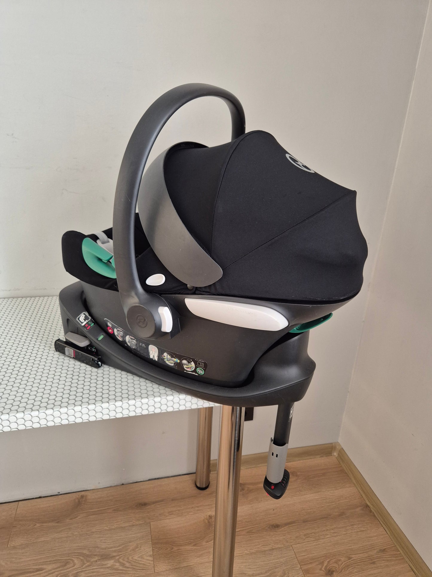 Aton B2 i-Size 0-13kg. su Cybex Base One IsoFix baze.