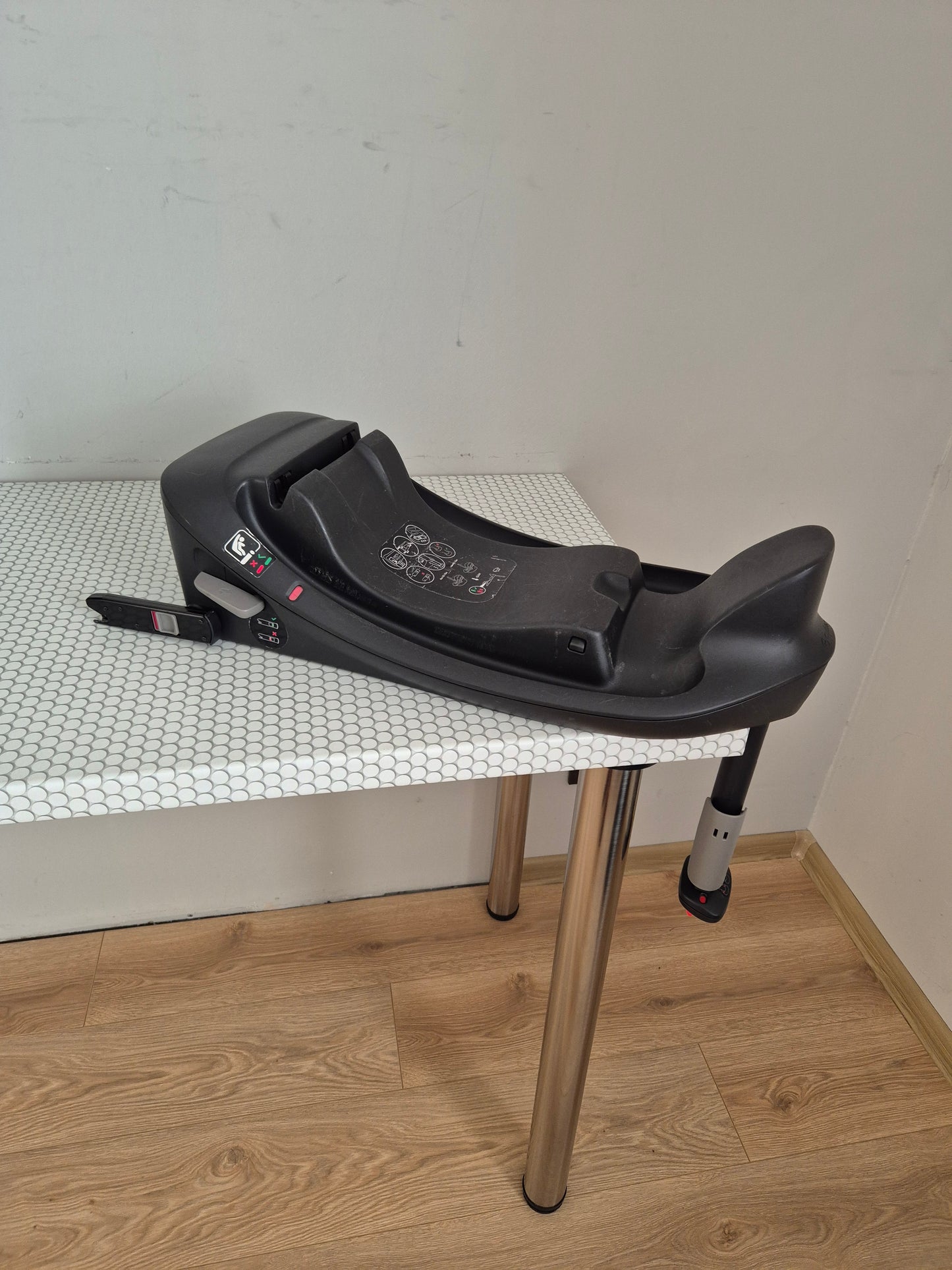 Aton B2 i-Size 0-13kg. su Cybex Base One IsoFix baze.