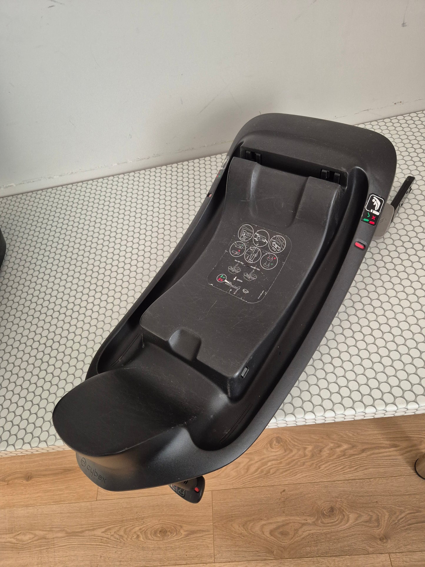 Aton B2 i-Size 0-13kg. su Cybex Base One IsoFix baze.