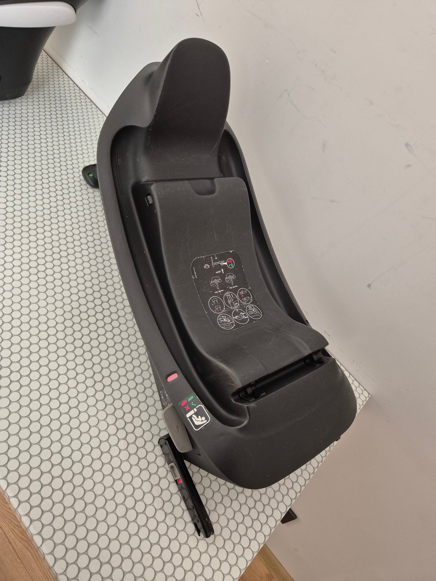 Aton B2 i-Size 0-13kg. su Cybex Base One IsoFix baze.