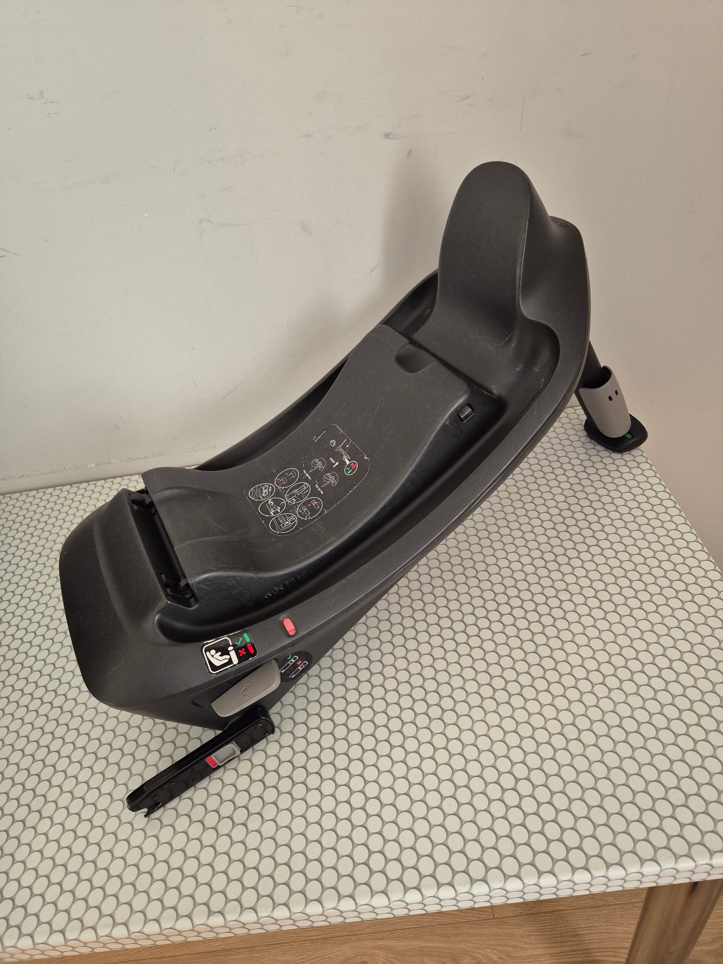 Aton B2 i-Size 0-13kg. su Cybex Base One IsoFix baze.