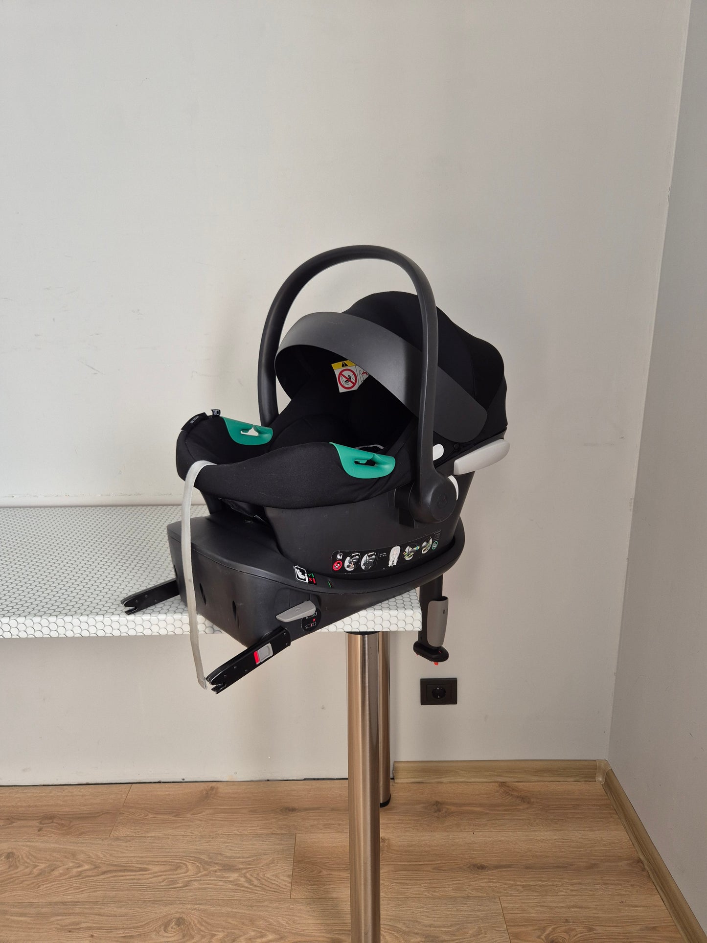 Aton B2 i-Size 0-13kg. su Cybex Base One IsoFix baze.