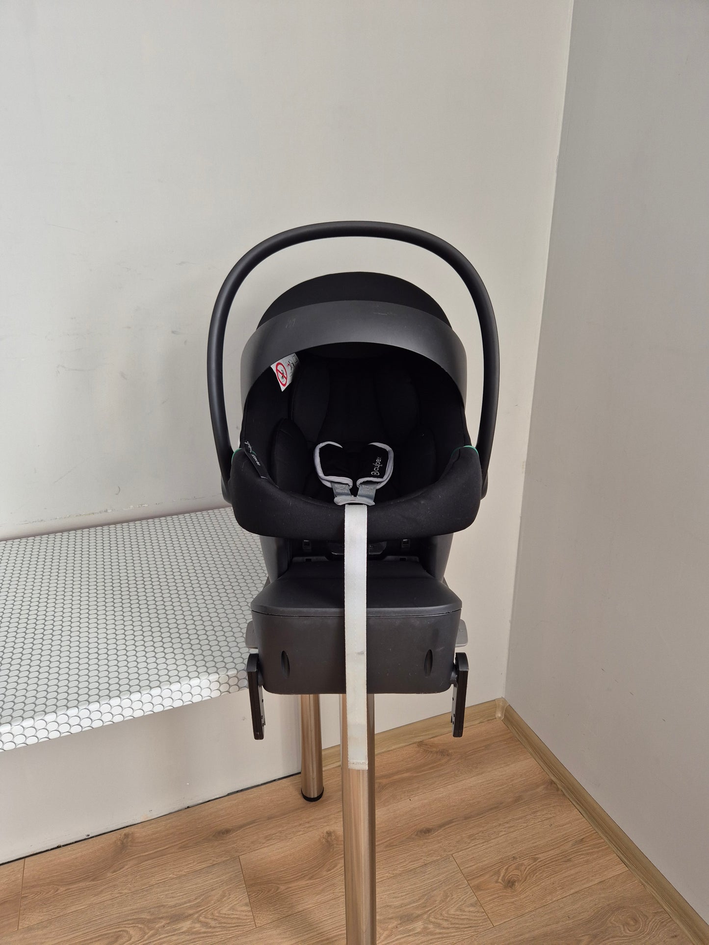 Aton B2 i-Size 0-13kg. su Cybex Base One IsoFix baze.