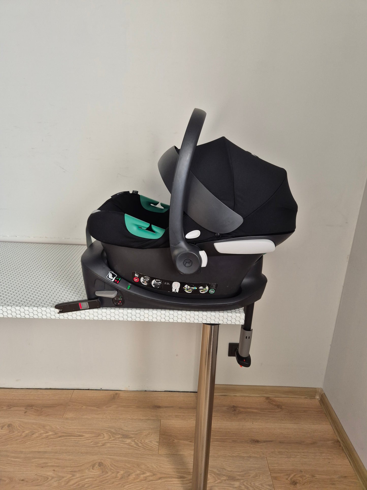Aton B2 i-Size 0-13kg. su Cybex Base One IsoFix baze.