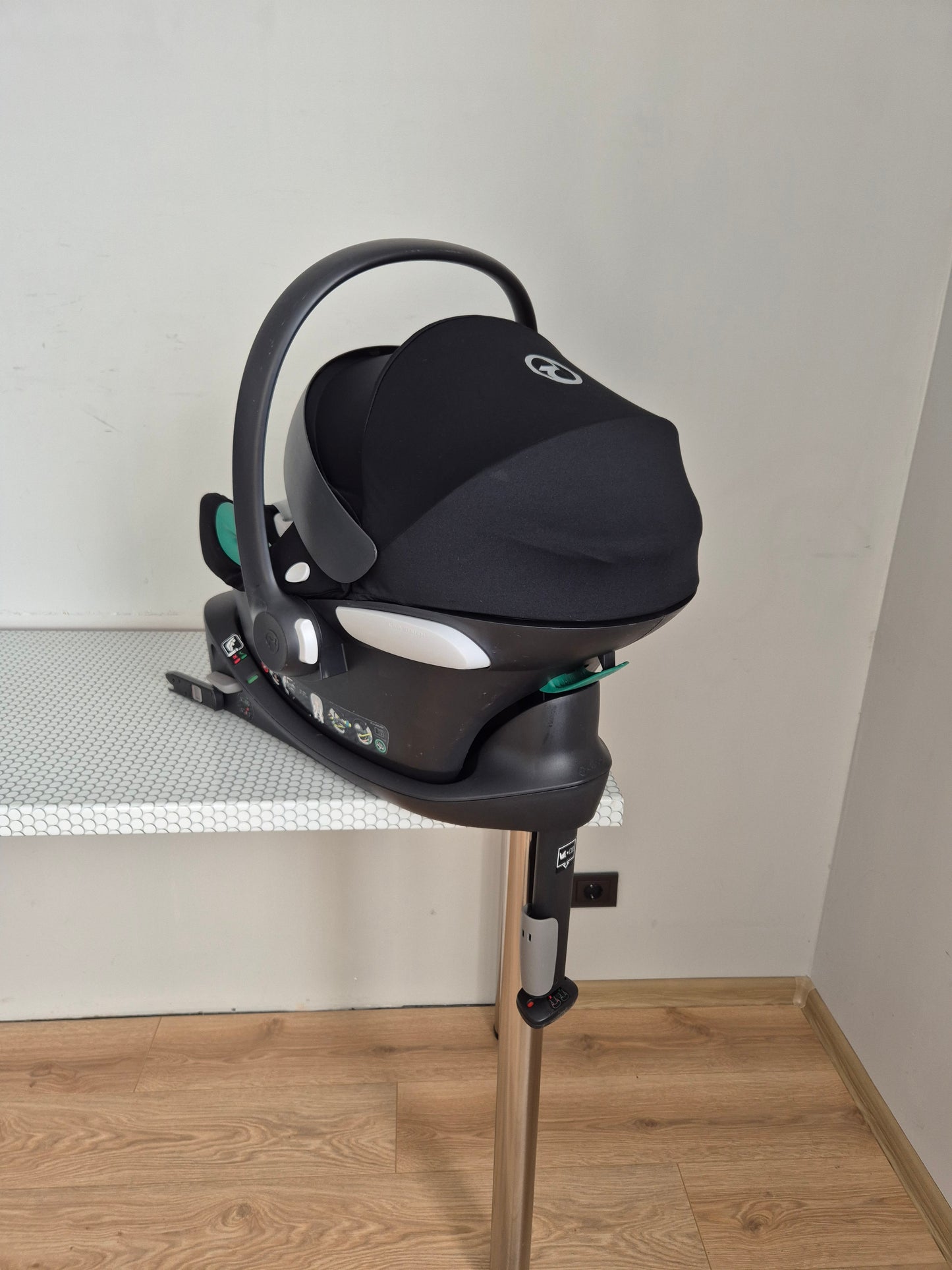 Aton B2 i-Size 0-13kg. su Cybex Base One IsoFix baze.