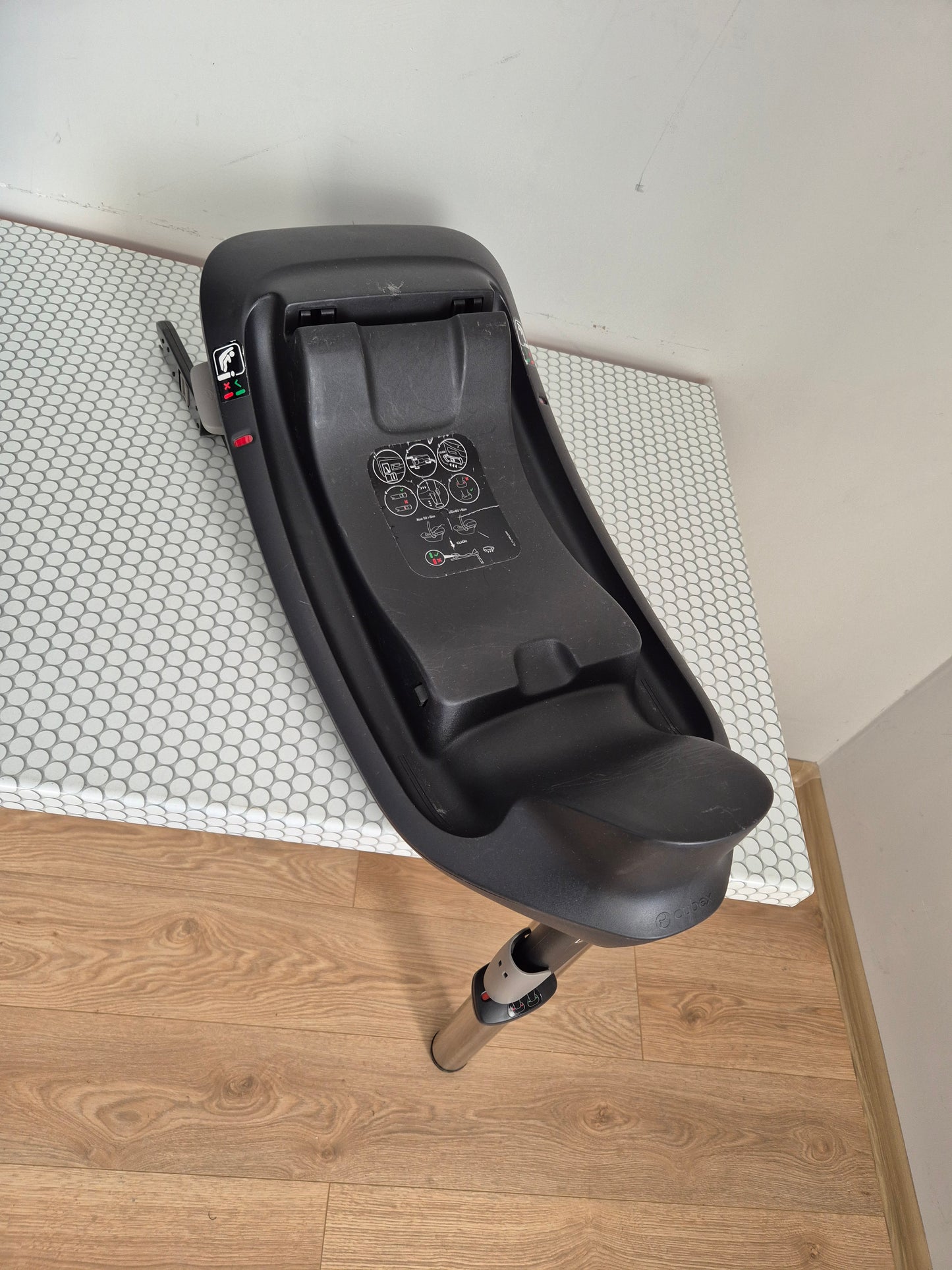 Aton B2 i-Size 0-13kg. su Cybex Base One IsoFix baze.