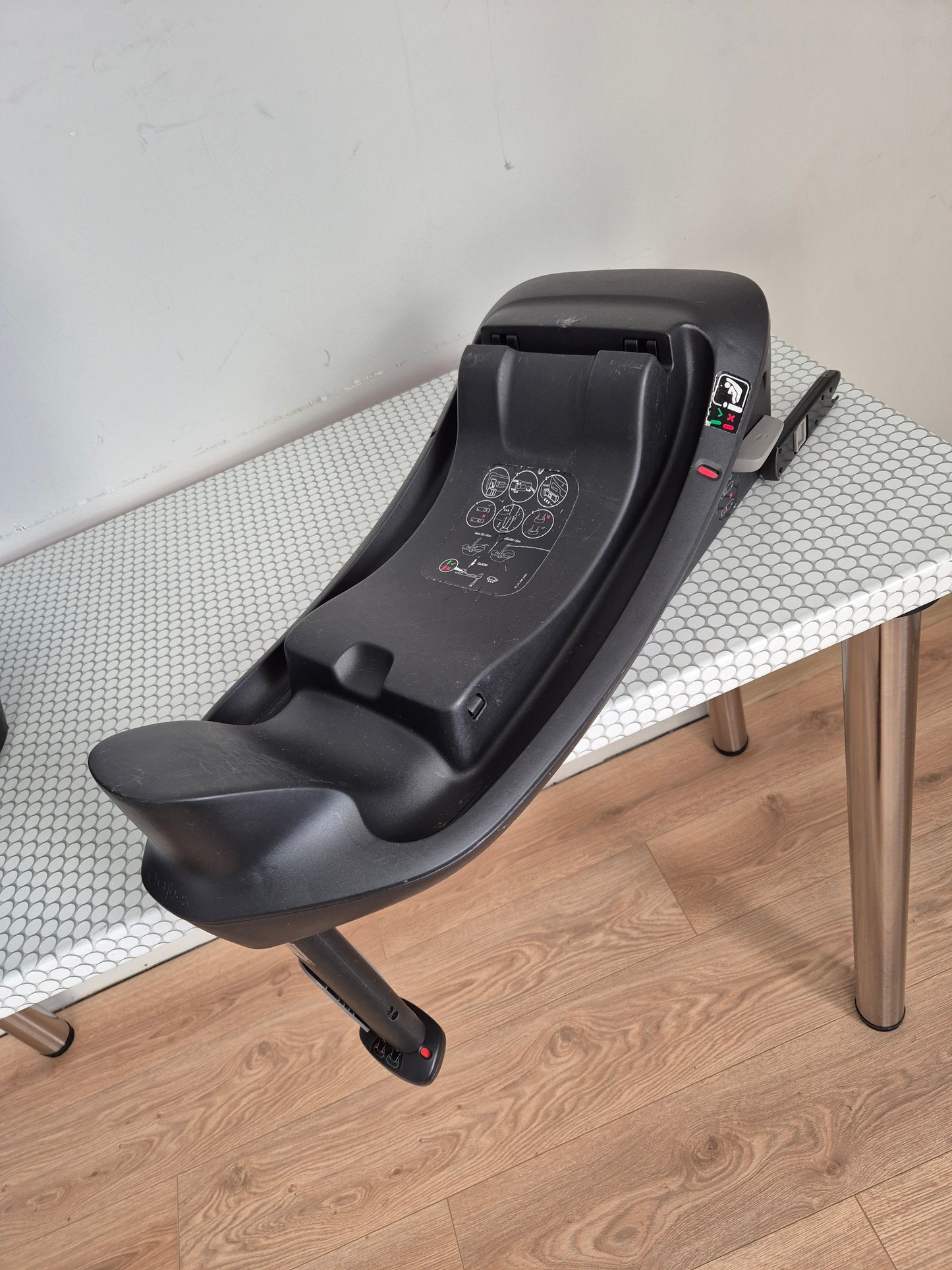 Aton B2 i-Size 0-13kg. su Cybex Base One IsoFix baze.