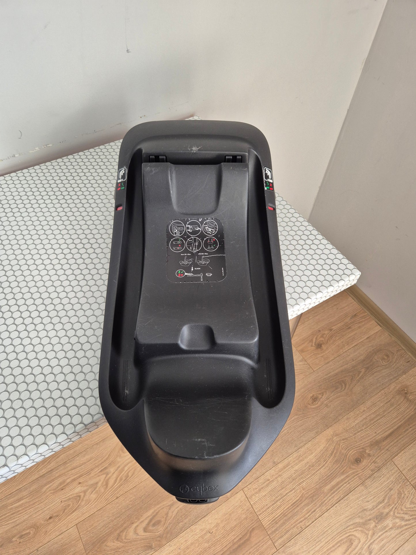 Aton B2 i-Size 0-13kg. su Cybex Base One IsoFix baze.