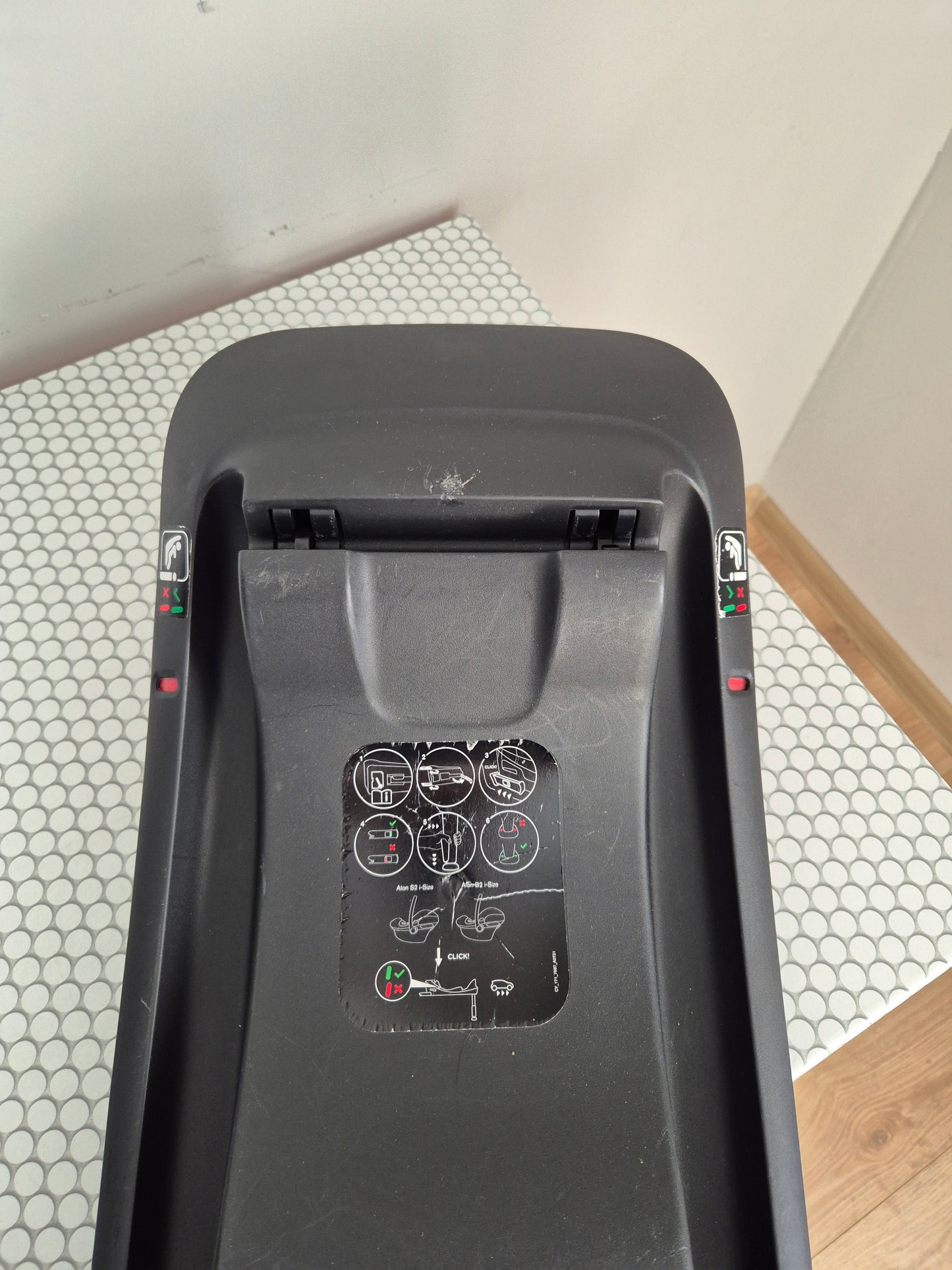 Aton B2 i-Size 0-13kg. su Cybex Base One IsoFix baze.